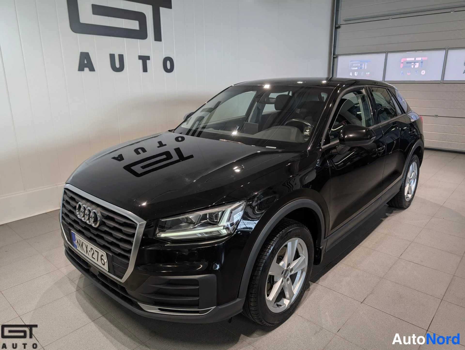 Musta Audi Q2 2017, etuviisto, keula vasemmalle, kuva 2