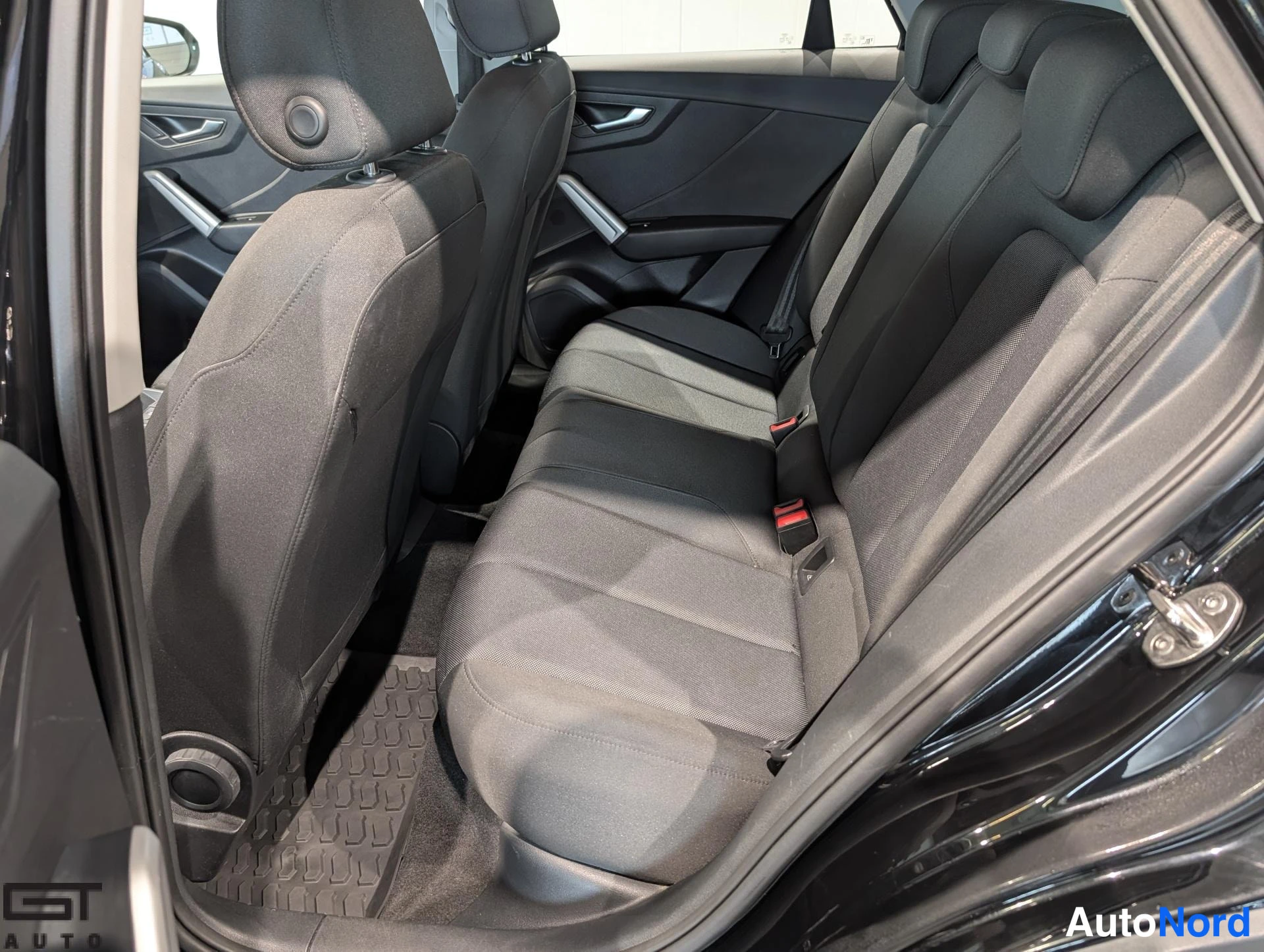 Musta Audi Q2 2017, takaistuimet, kuva 14