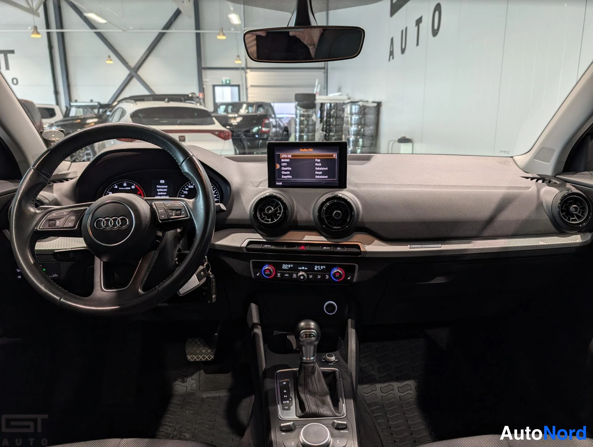 Musta Audi Q2 2017, ohjaamo, kuva 10