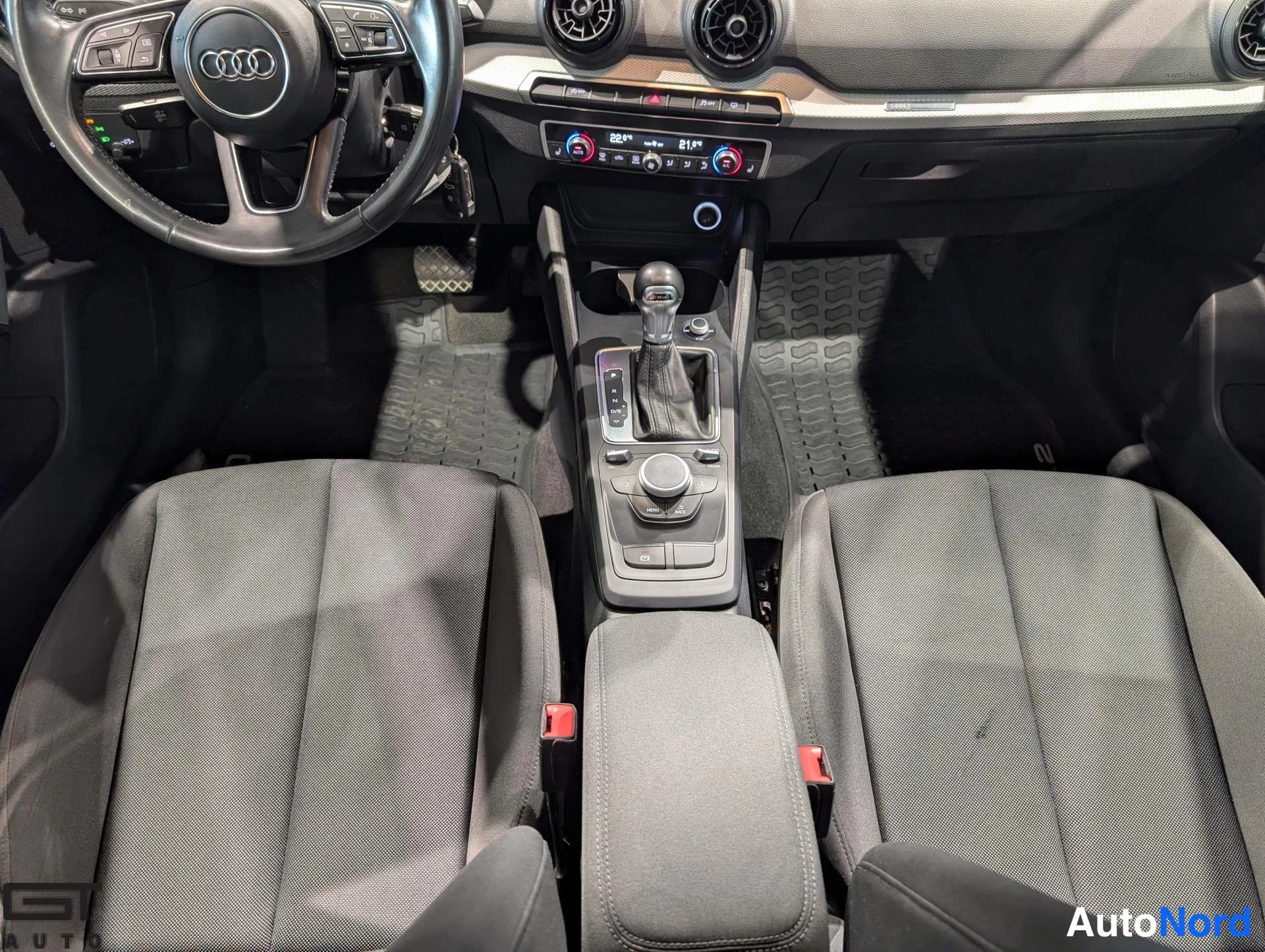 Musta Audi Q2 2017, ohjaamo, kuva 11