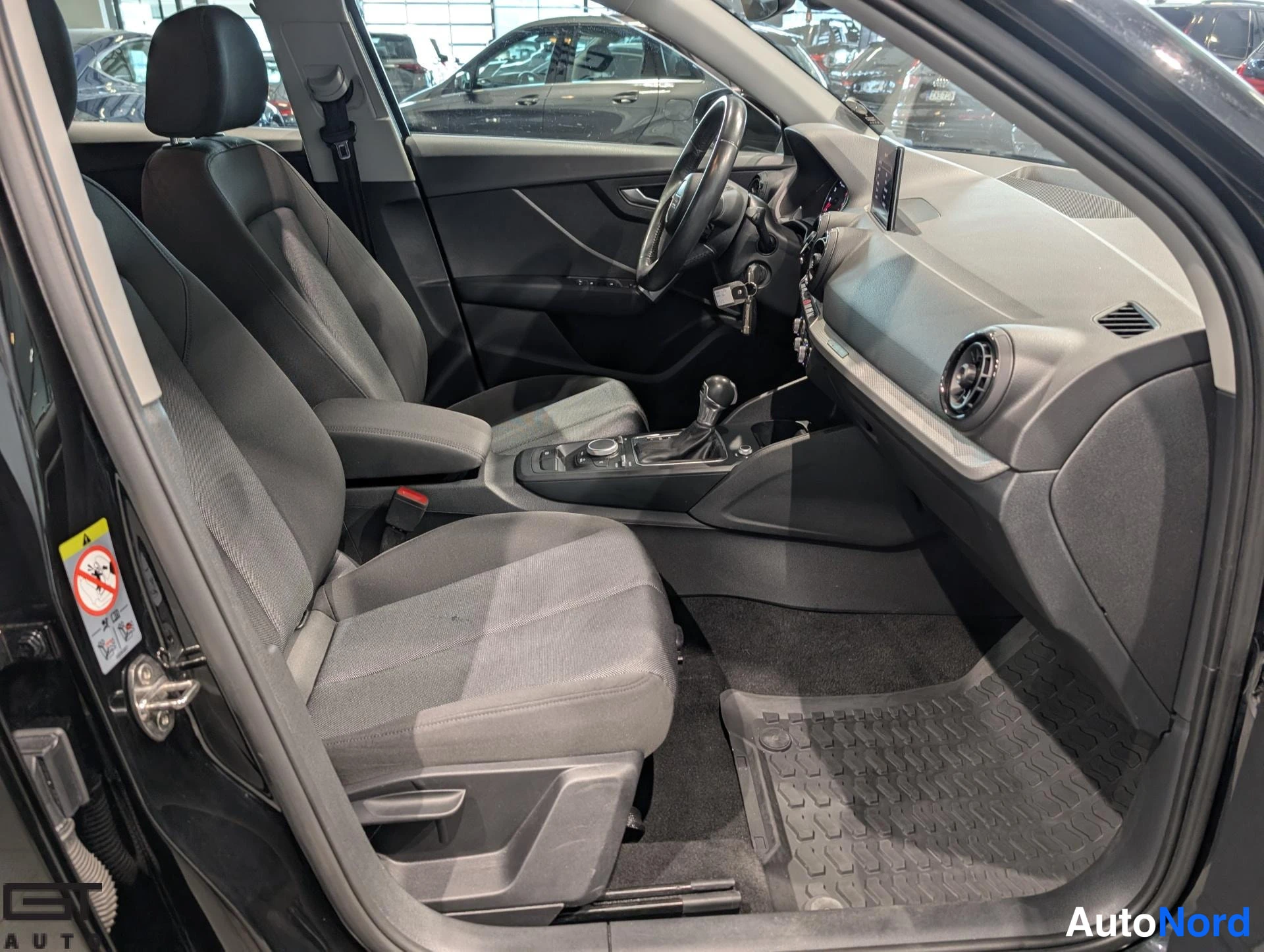Musta Audi Q2 2017, etuistuimet, kuva 13
