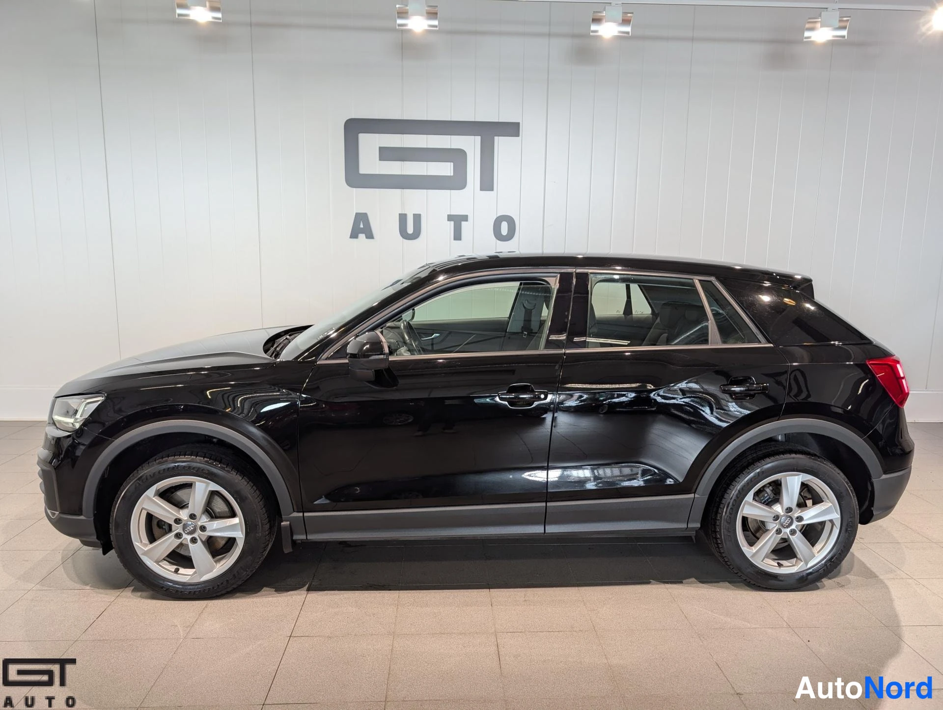 Musta Audi Q2 2017, sivulta, kuva 6