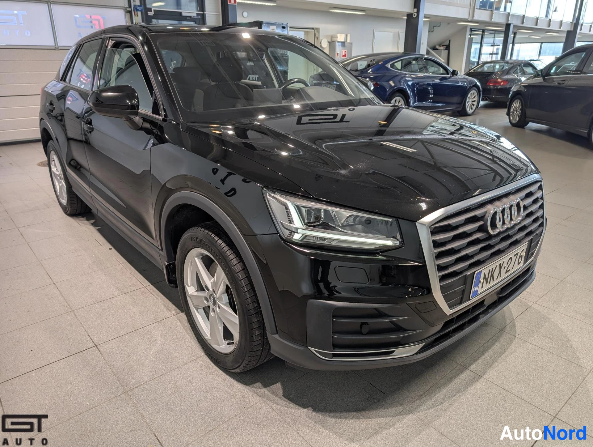 Musta Audi Q2 2017, etuviisto, keula oikealle, kuva 3