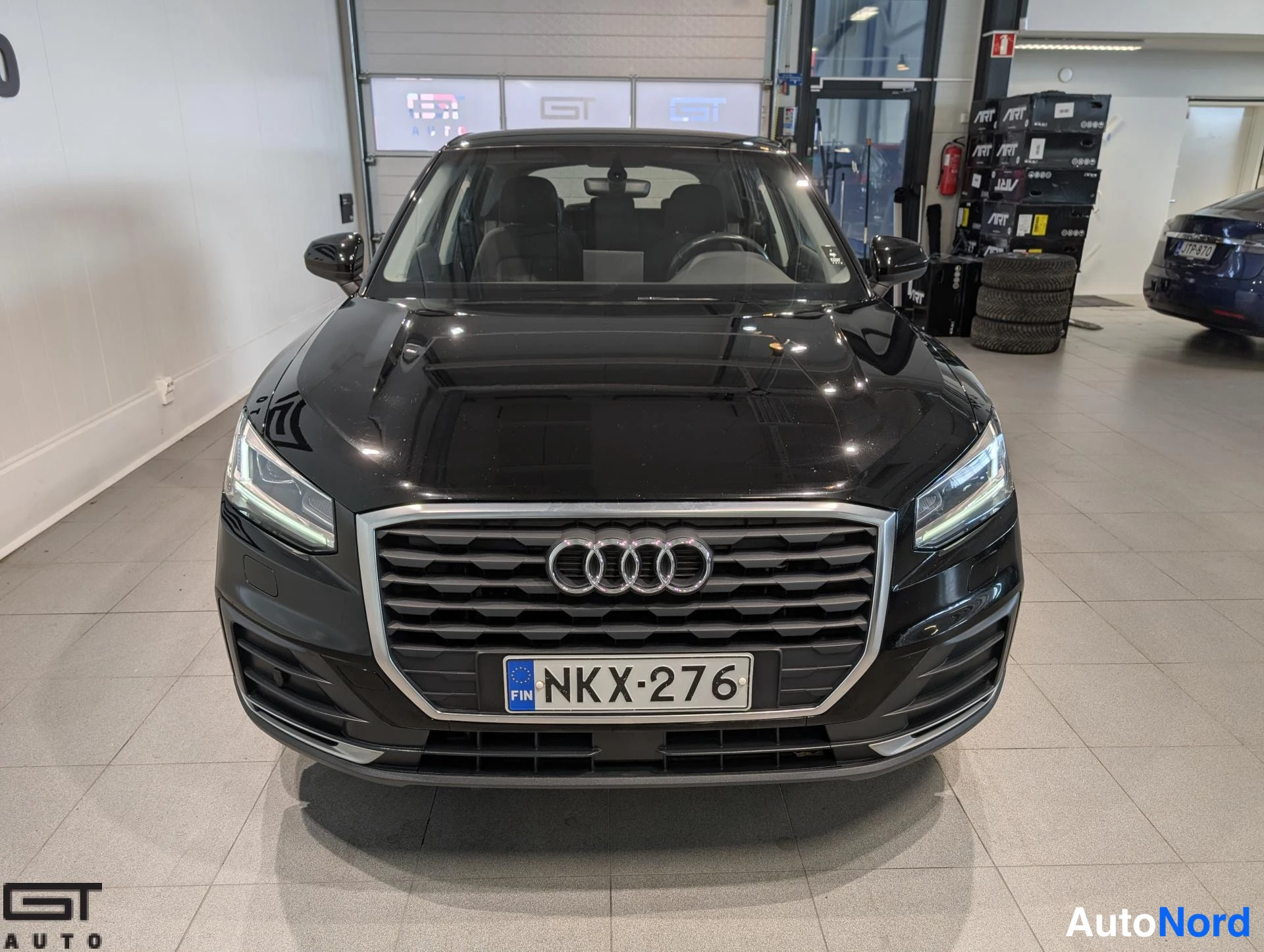 Musta Audi Q2 2017, edestä, kuva 4