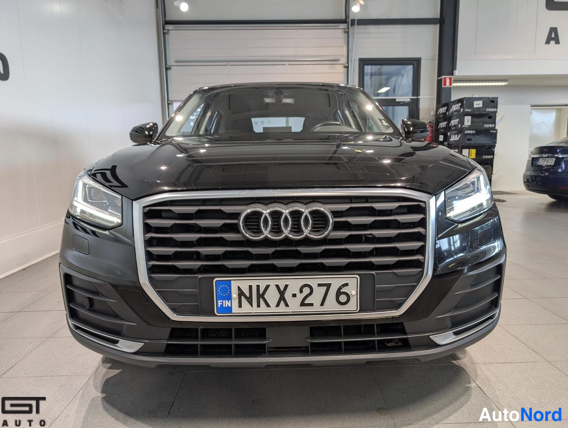 Musta Audi Q2 2017, edestä, kuva 5