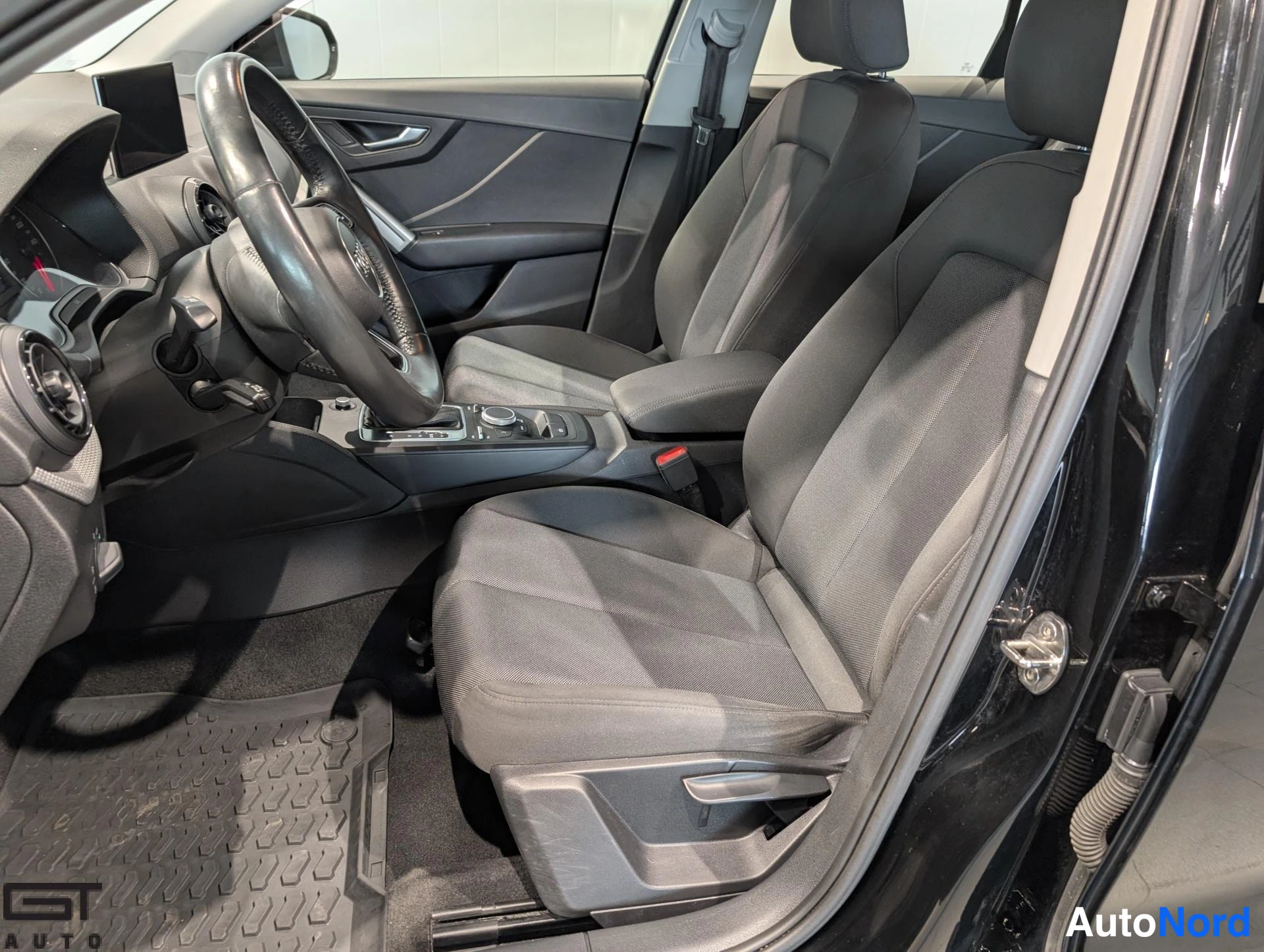 Musta Audi Q2 2017, etuistuimet, kuva 12