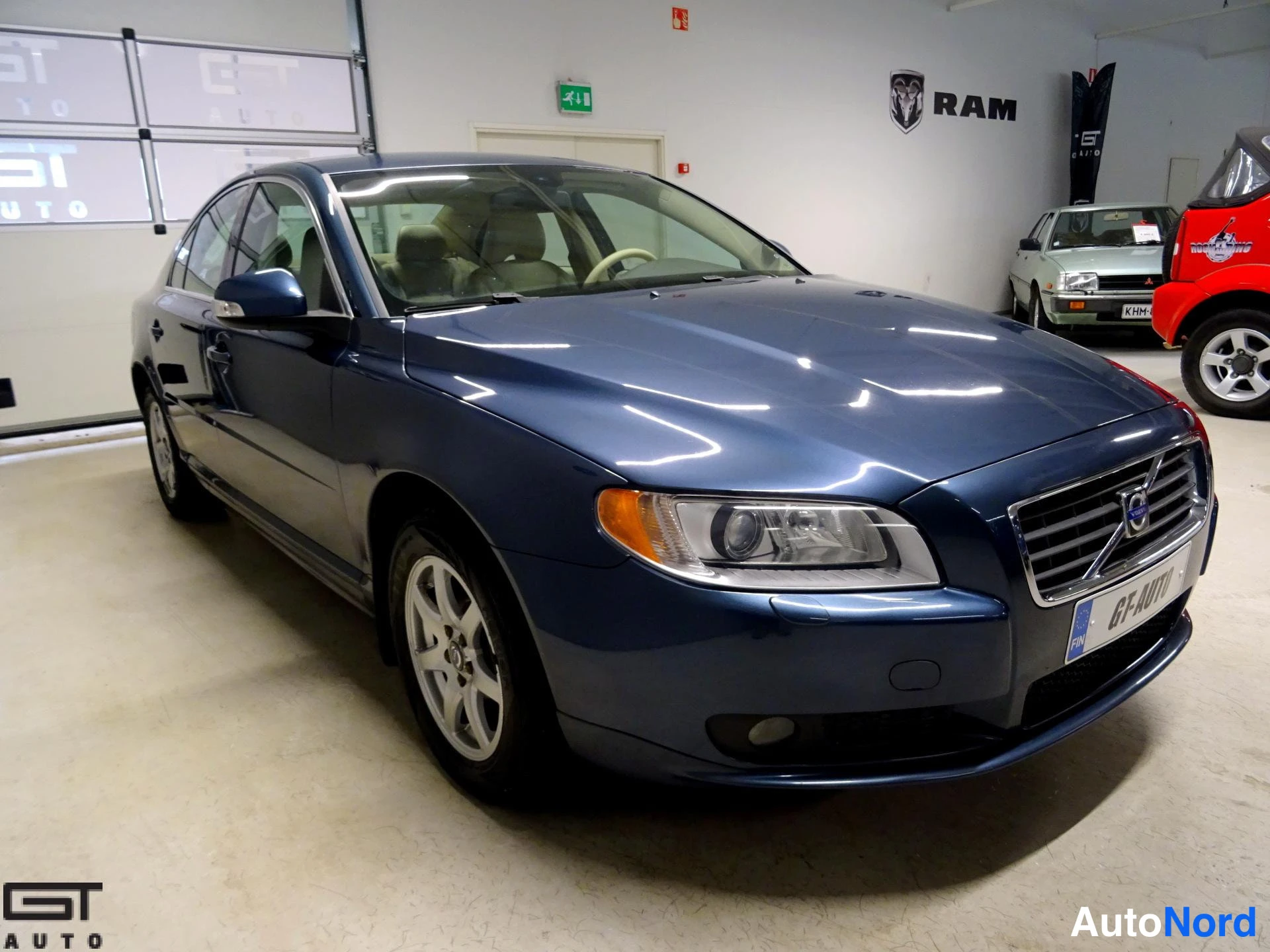 Sininen Volvo S80 2007, etuviisto, keula oikealle, kuva 3