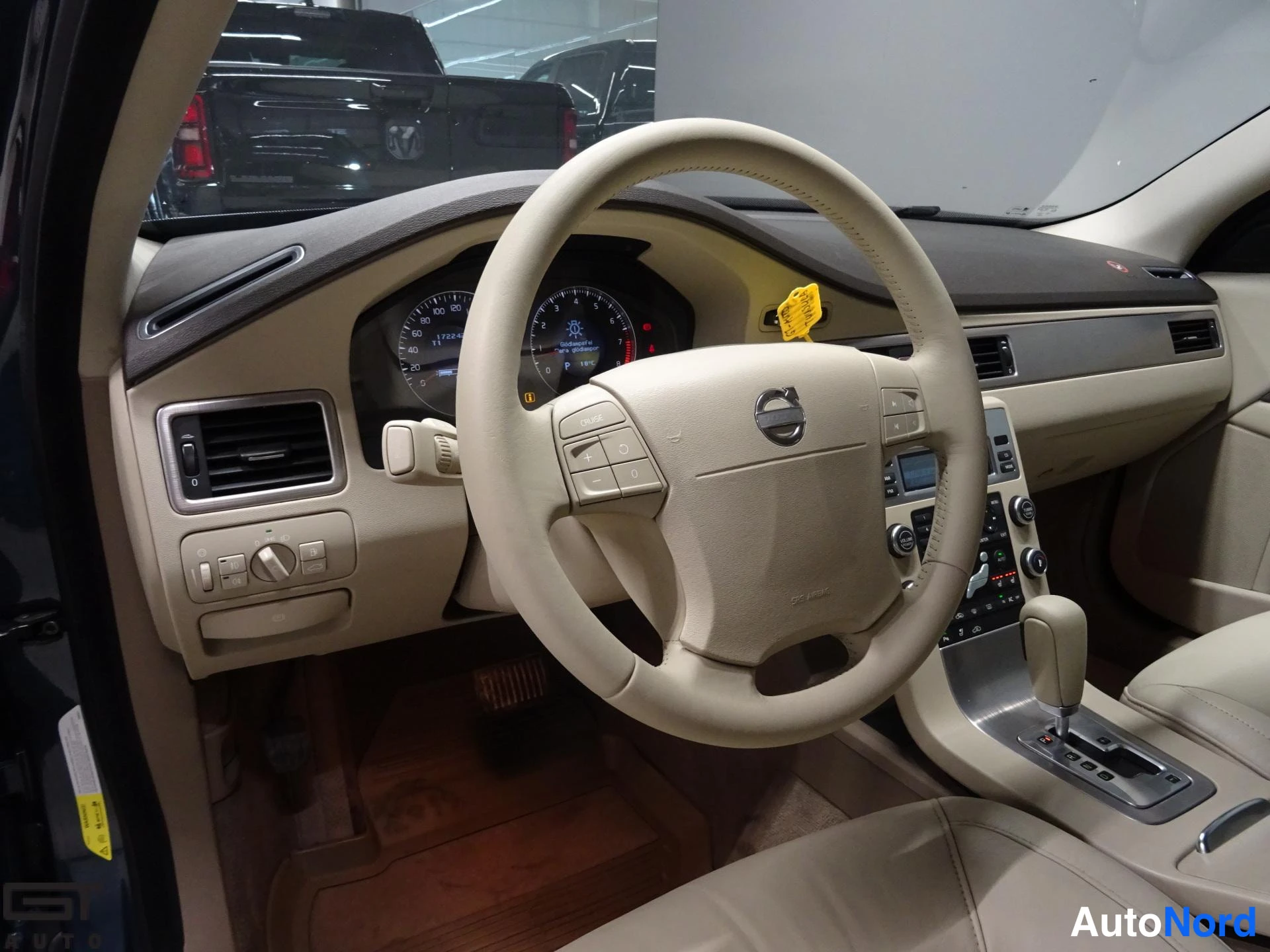 Sininen Volvo S80 2007, ohjaamo, kuva 11
