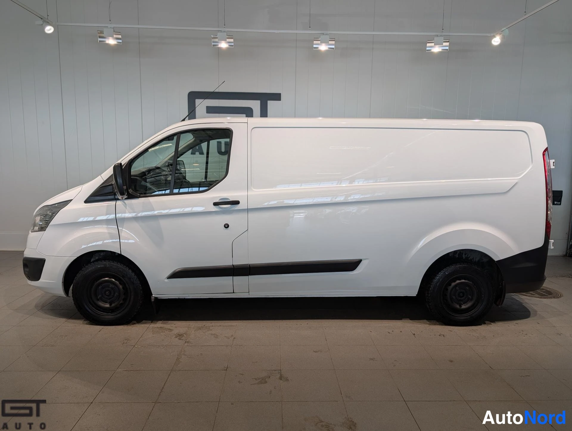 Valkoinen Ford Transit Custom 2017, etuviisto, keula vasemmalle, kuva 2