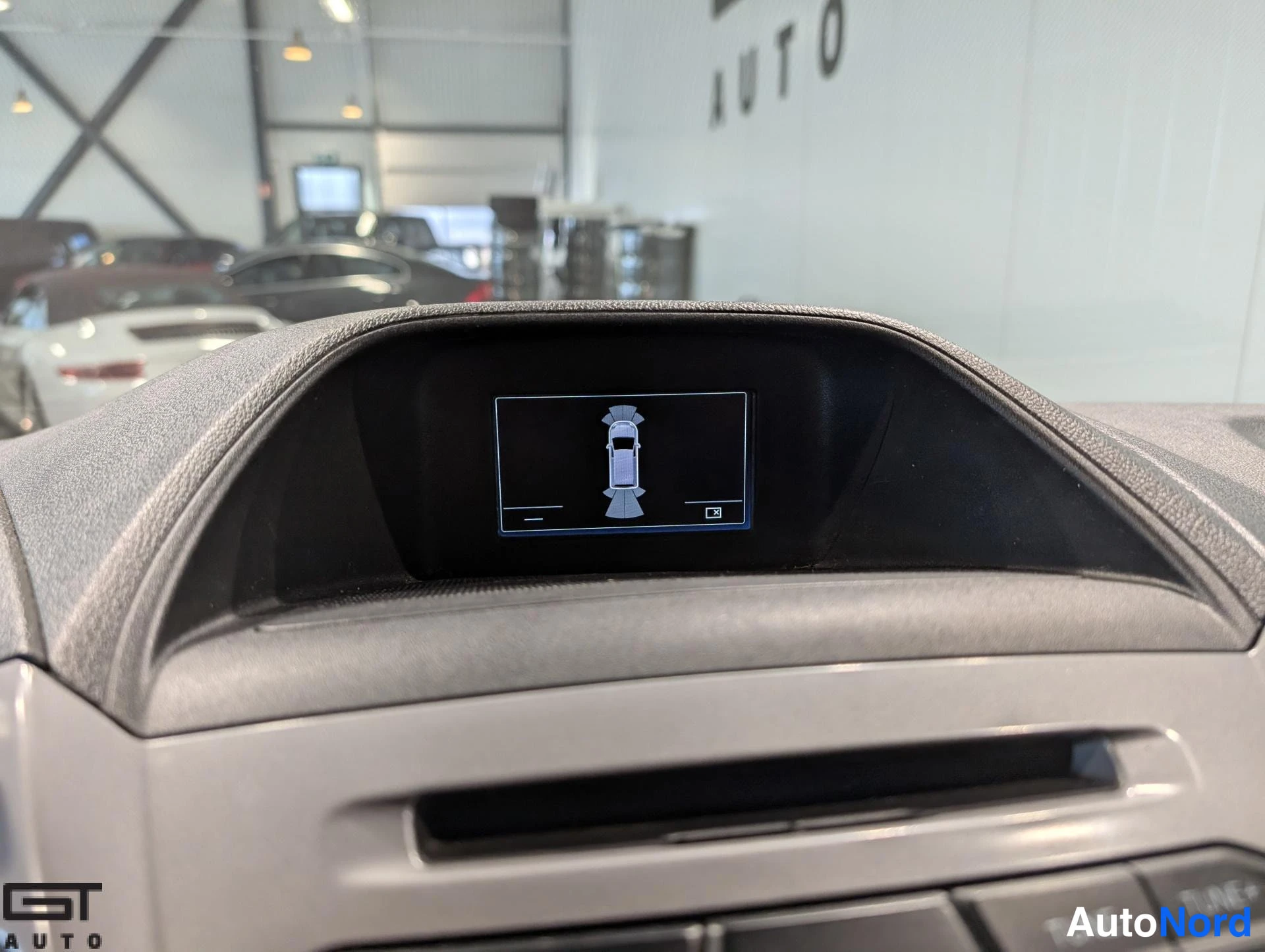 Valkoinen Ford Transit Custom 2017, yksityiskohta, kuva 11