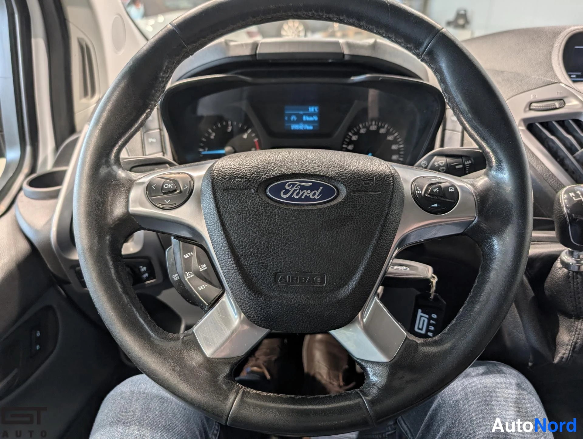 Valkoinen Ford Transit Custom 2017, yksityiskohta, kuva 16