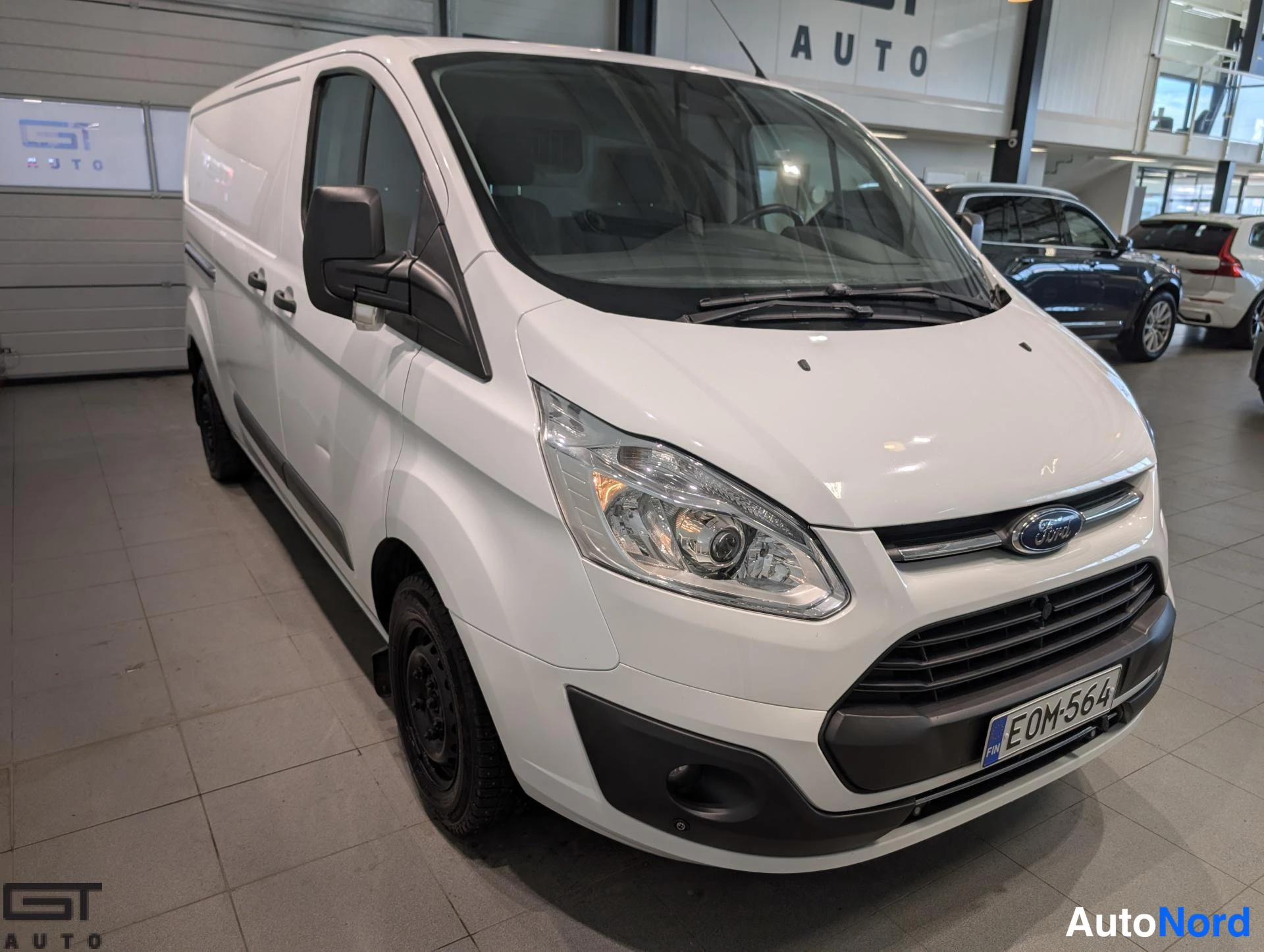 Valkoinen Ford Transit Custom 2017, etuviisto, keula oikealle, kuva 3