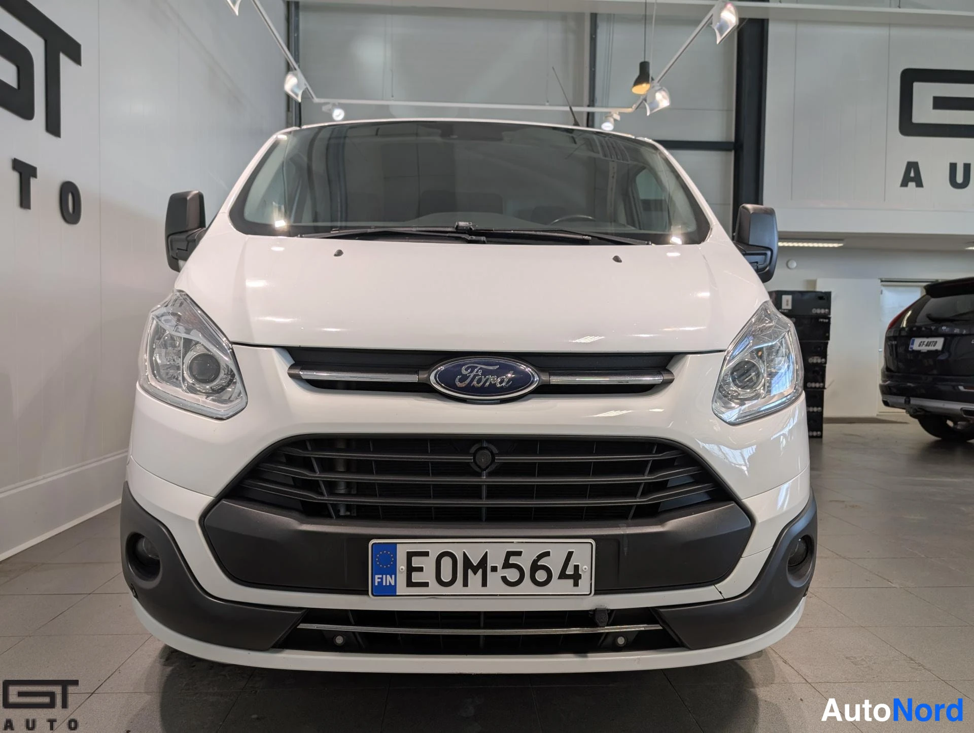Valkoinen Ford Transit Custom 2017, edestä, kuva 5
