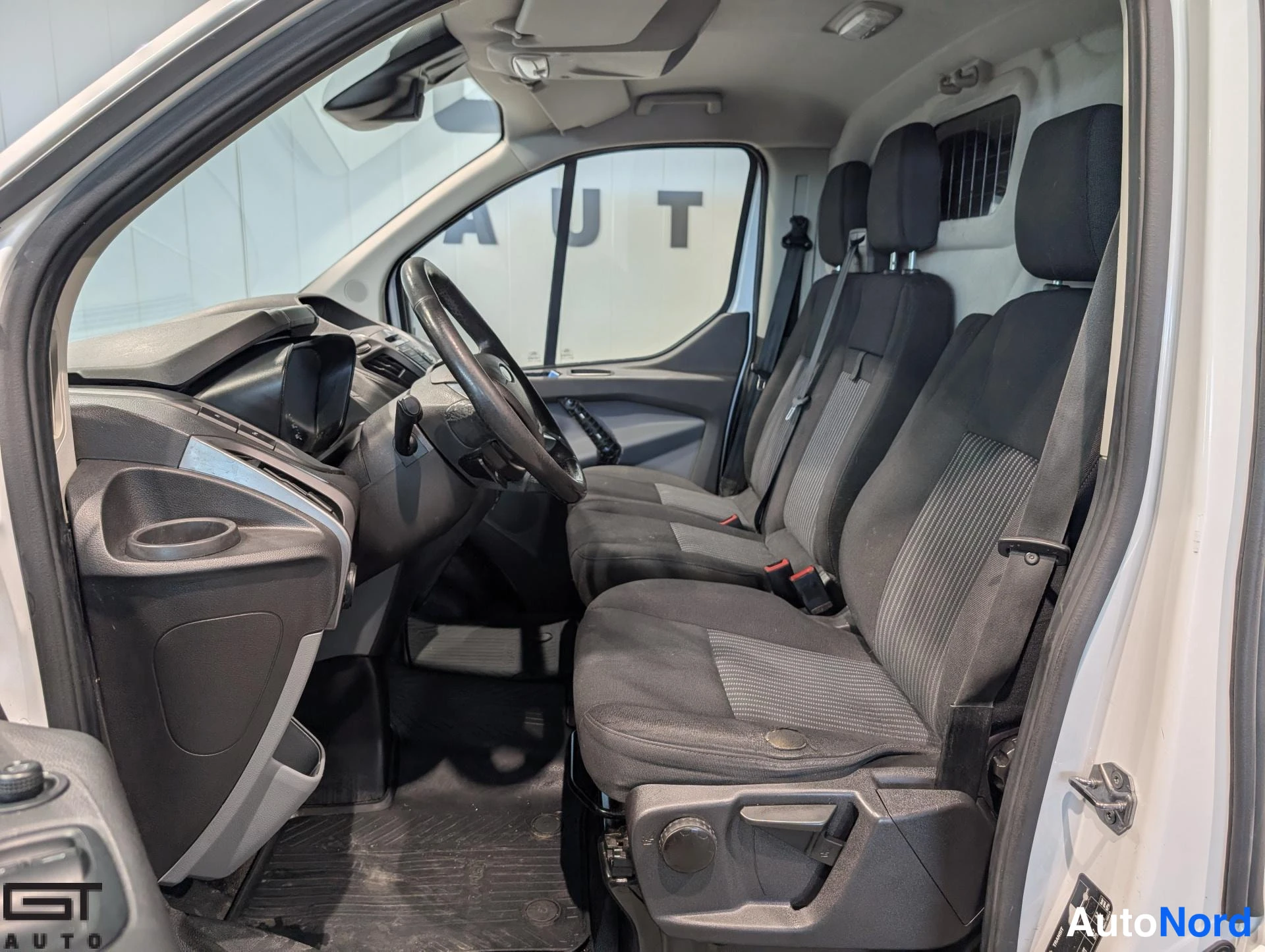 Valkoinen Ford Transit Custom 2017, ohjaamo, kuva 9
