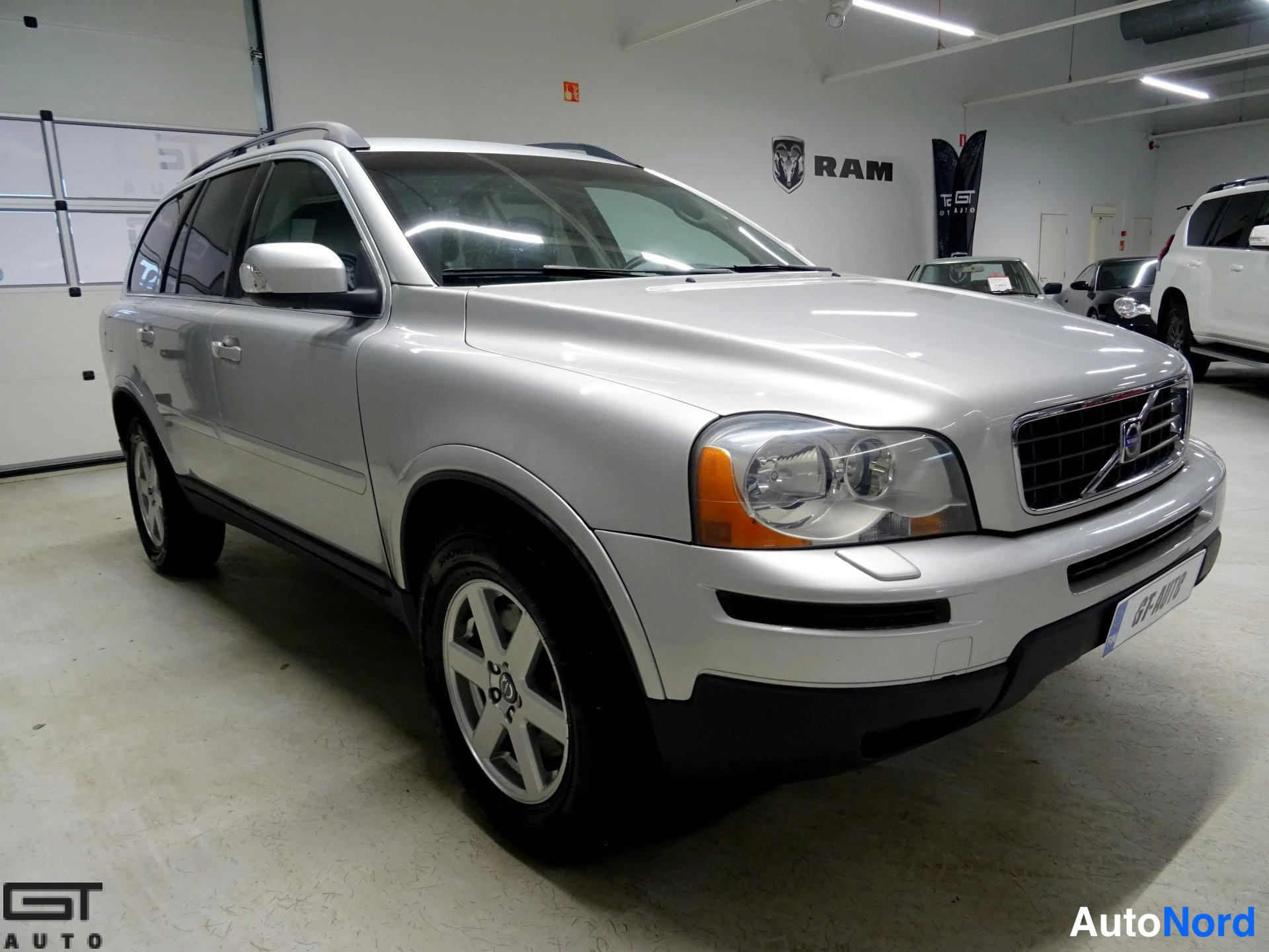 Silver Volvo XC90 2007, front three-quarter, nose to the right, photo 3