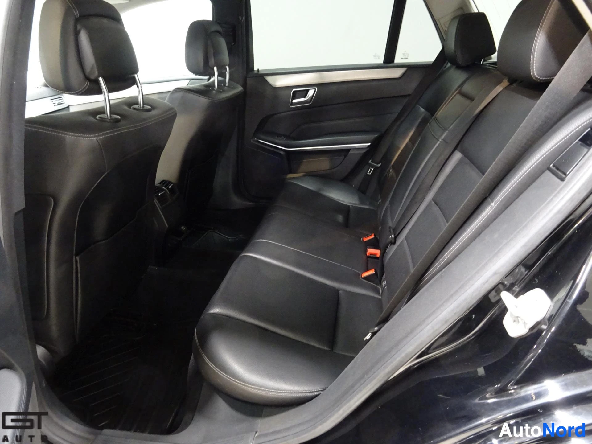 Musta Mercedes-Benz E 2015, takaistuimet, kuva 16