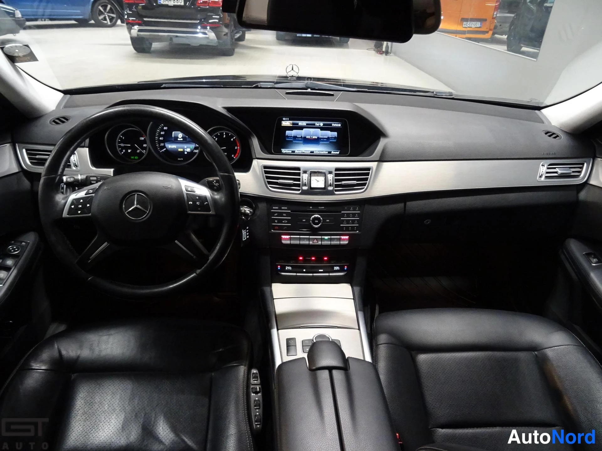 Musta Mercedes-Benz E 2015, ohjaamo, kuva 11