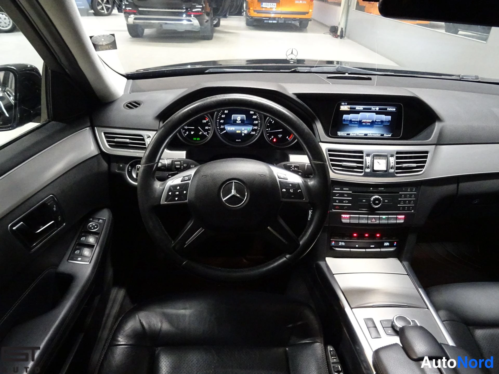 Musta Mercedes-Benz E 2015, ohjaamo, kuva 12