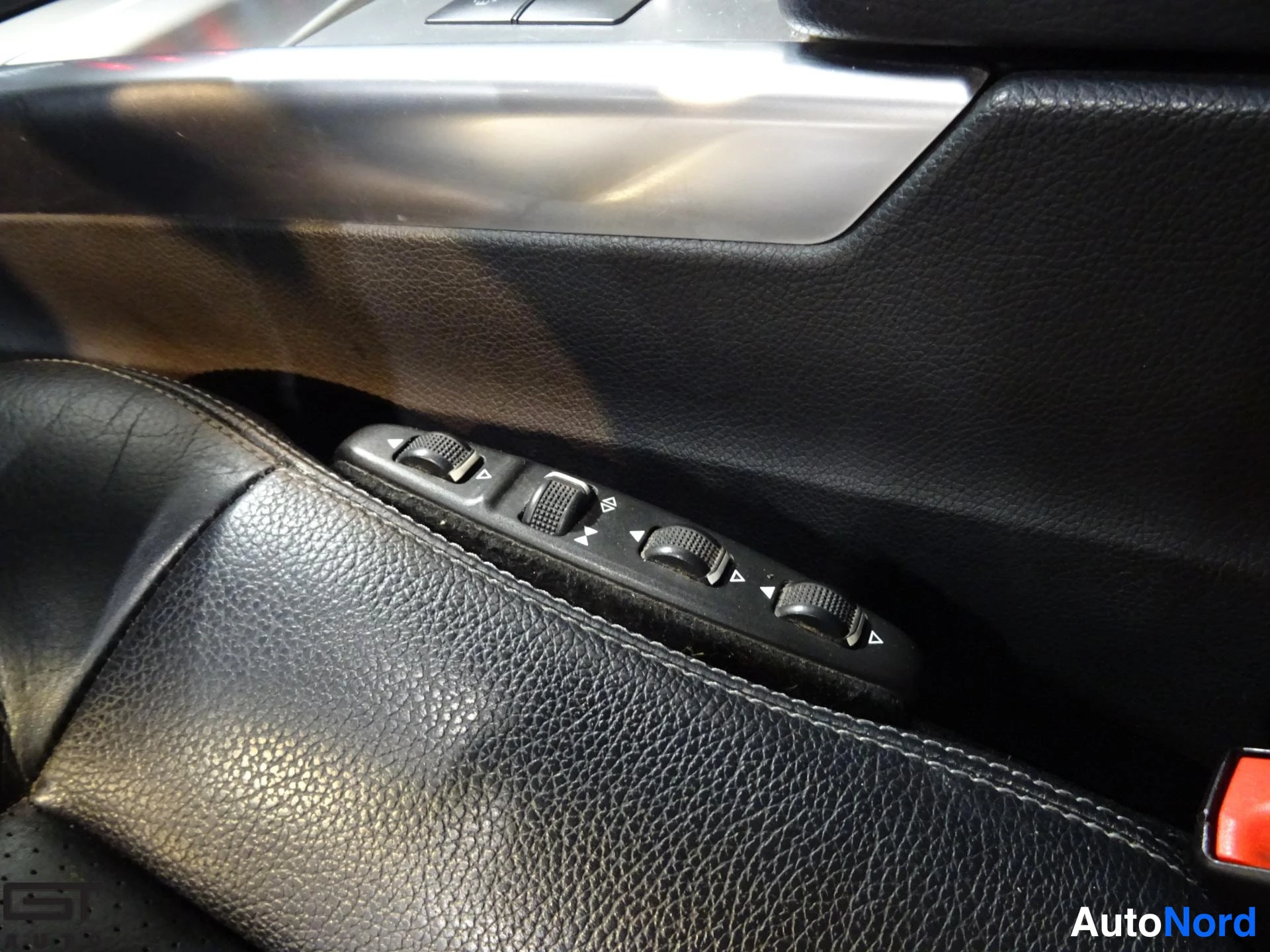 Musta Mercedes-Benz E 2015, yksityiskohta, kuva 19
