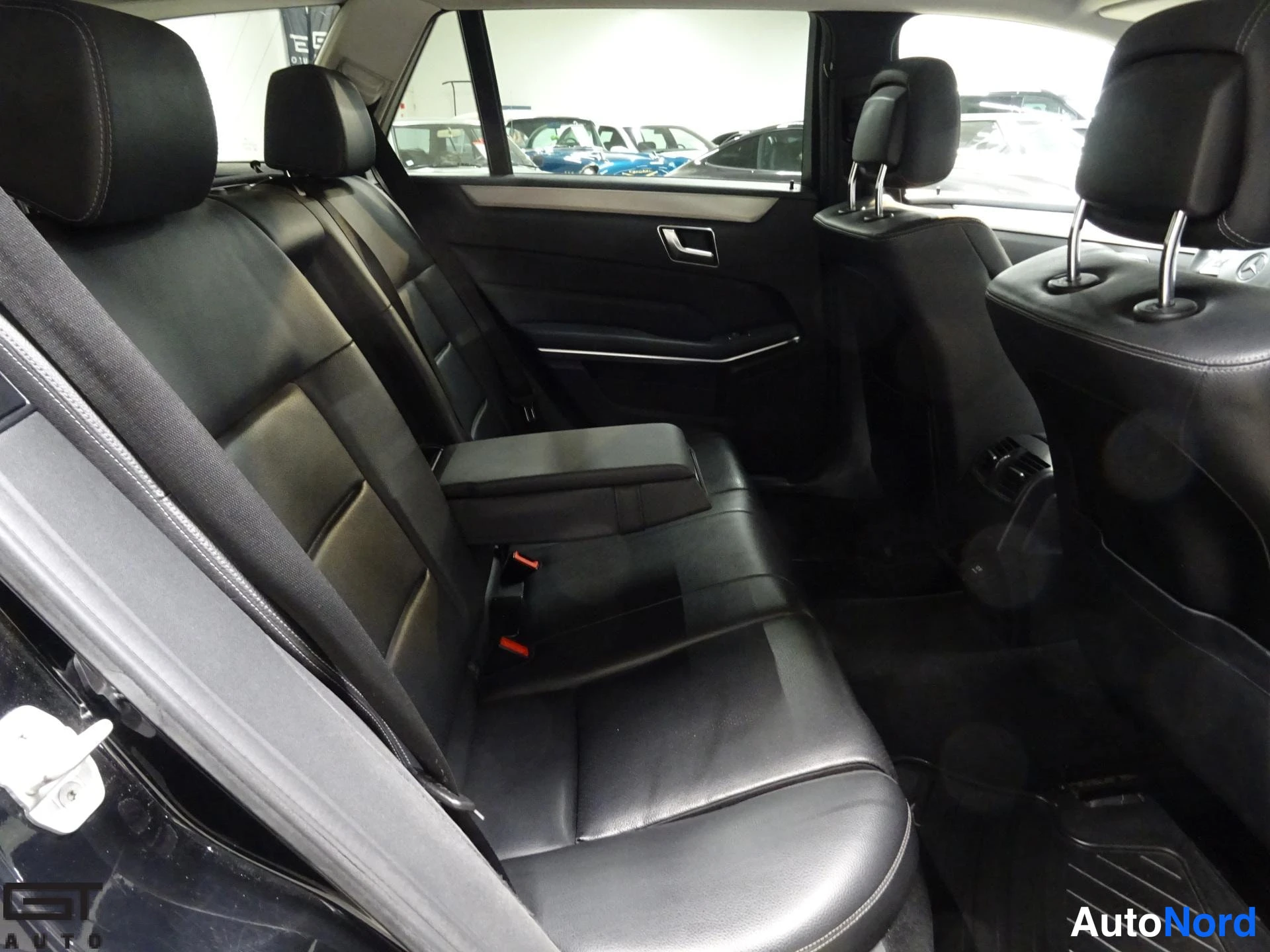 Musta Mercedes-Benz E 2015, takaistuimet, kuva 17