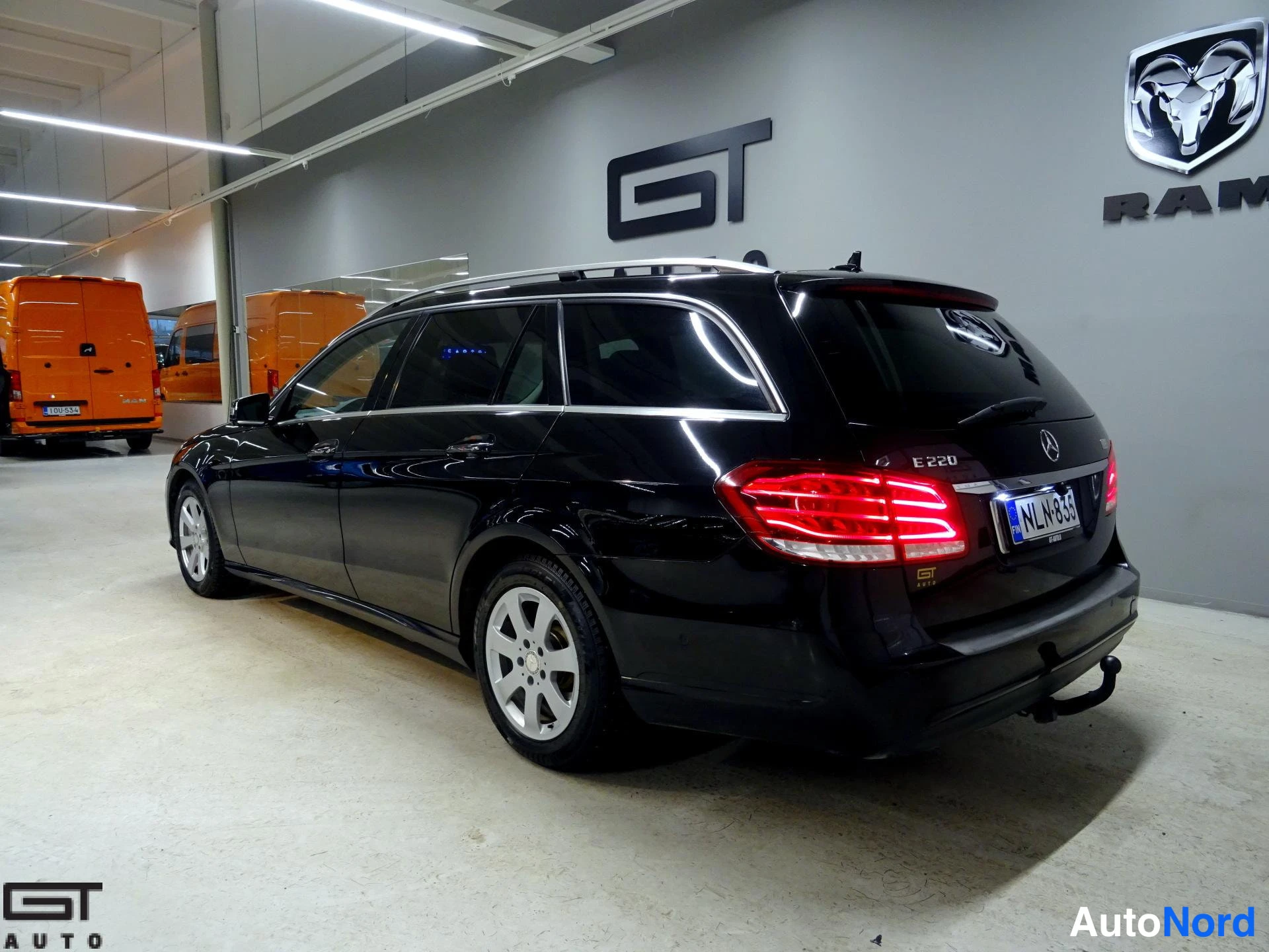 Musta Mercedes-Benz E 2015, takaviisto, kuva 6