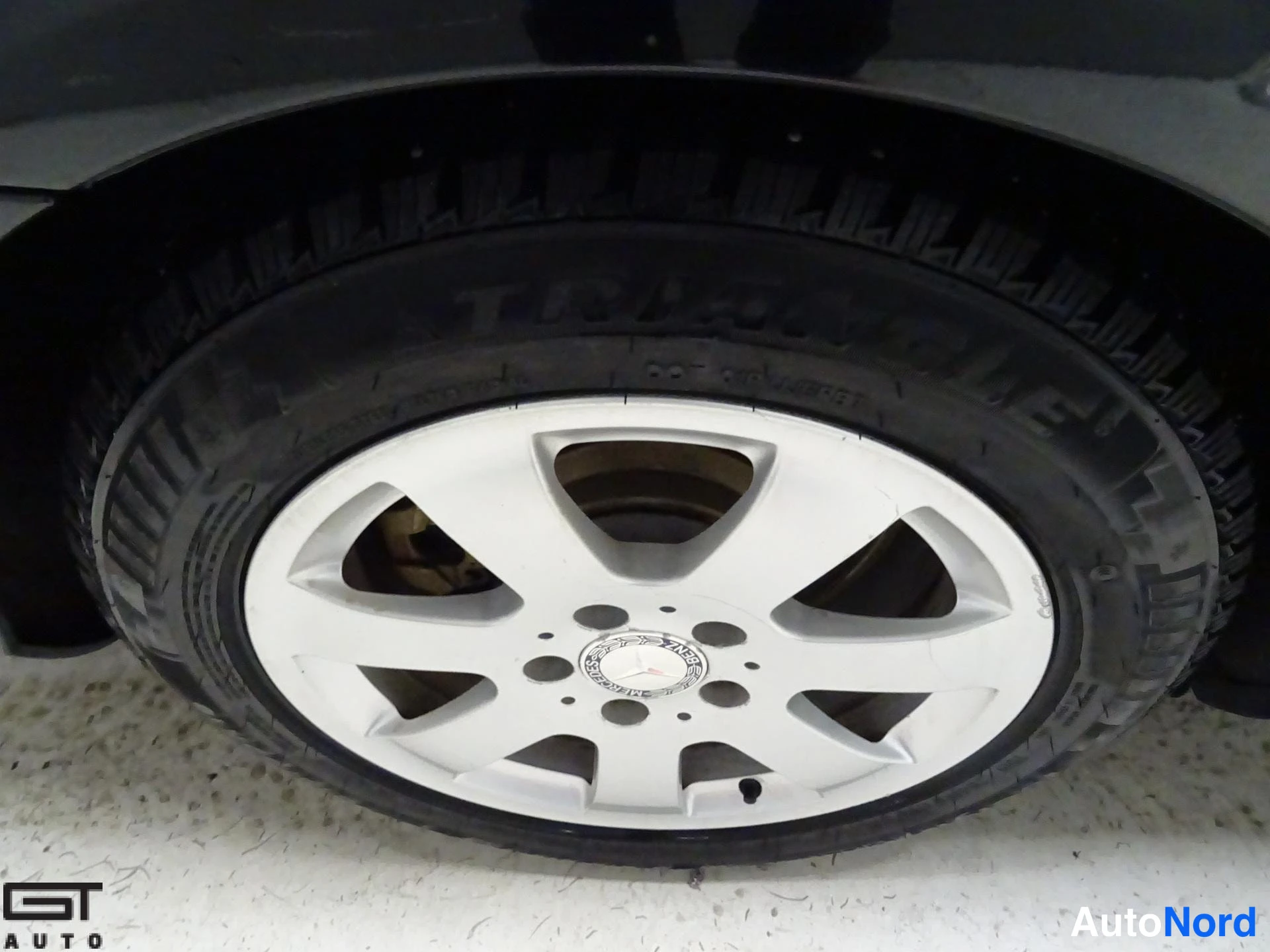 Musta Mercedes-Benz E 2015, yksityiskohta, kuva 21