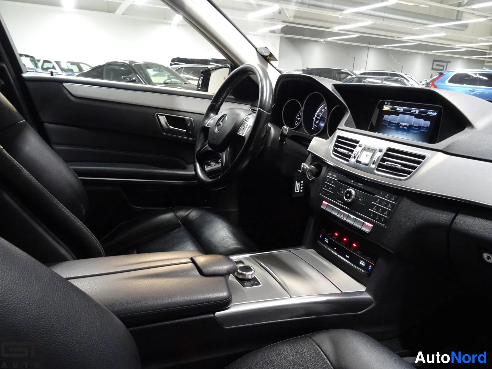 Musta Mercedes-Benz E 2015, ohjaamo, kuva 9
