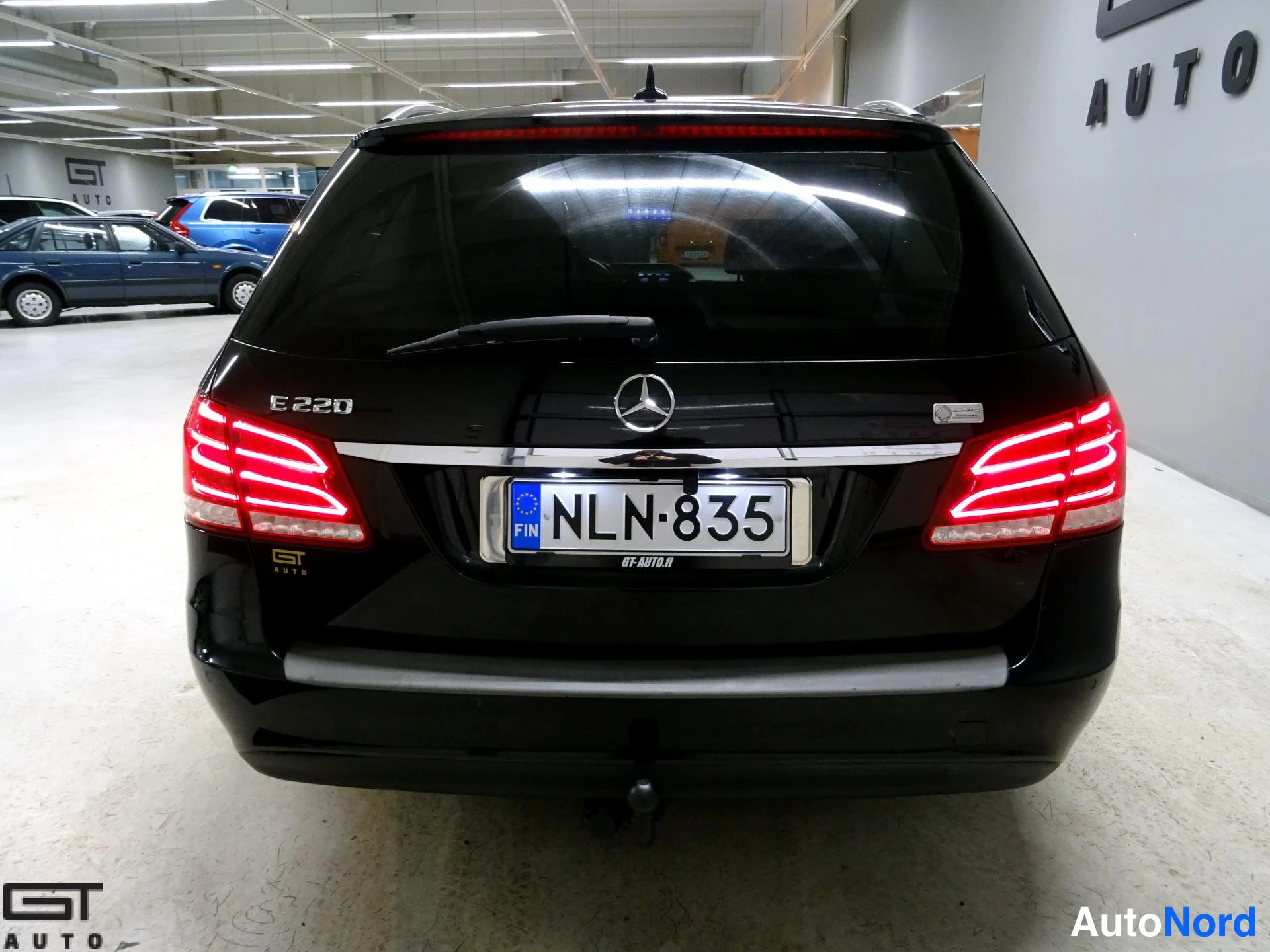 Musta Mercedes-Benz E 2015, takaa, kuva 8