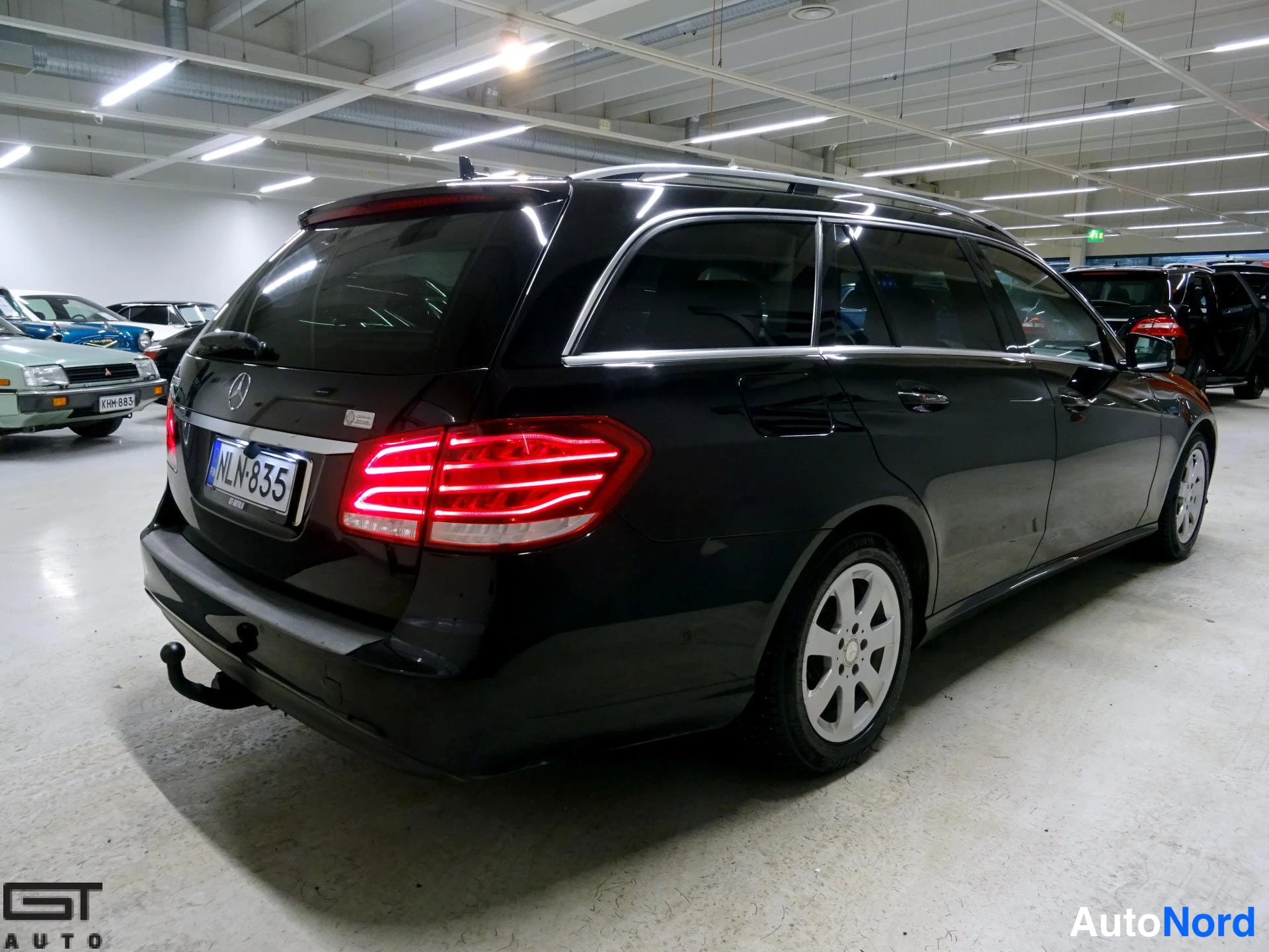 Musta Mercedes-Benz E 2015, takaviisto, kuva 7