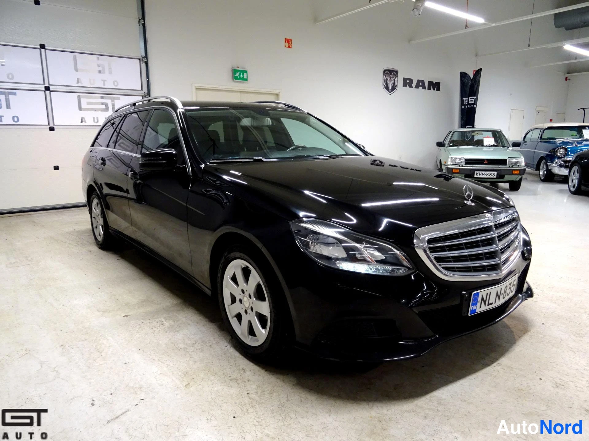 Musta Mercedes-Benz E 2015, etuviisto, keula oikealle, kuva 3
