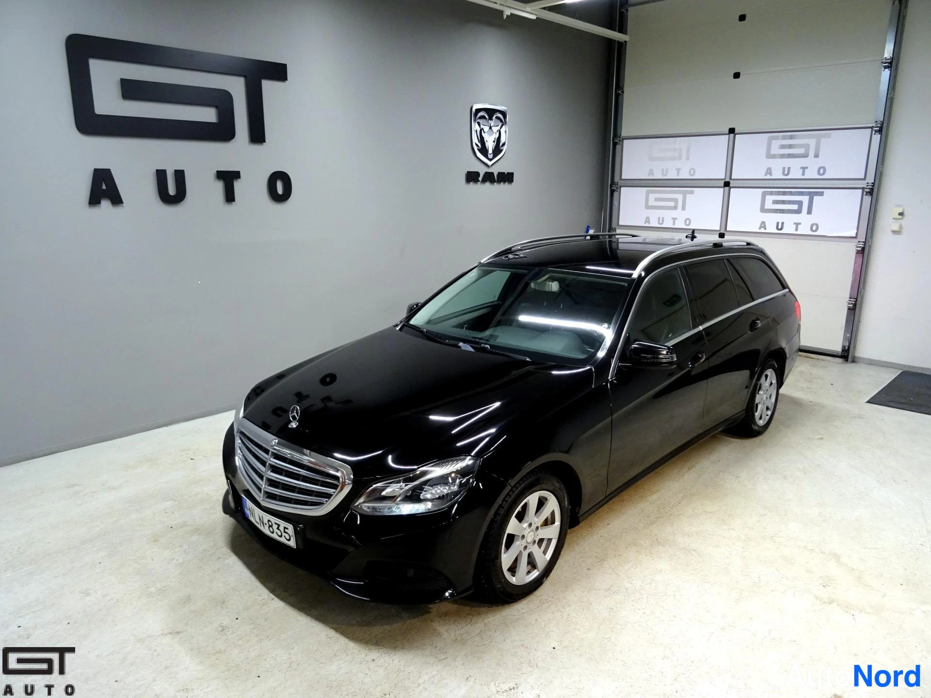 Musta Mercedes-Benz E 2015, etuviisto, keula vasemmalle, kuva 2