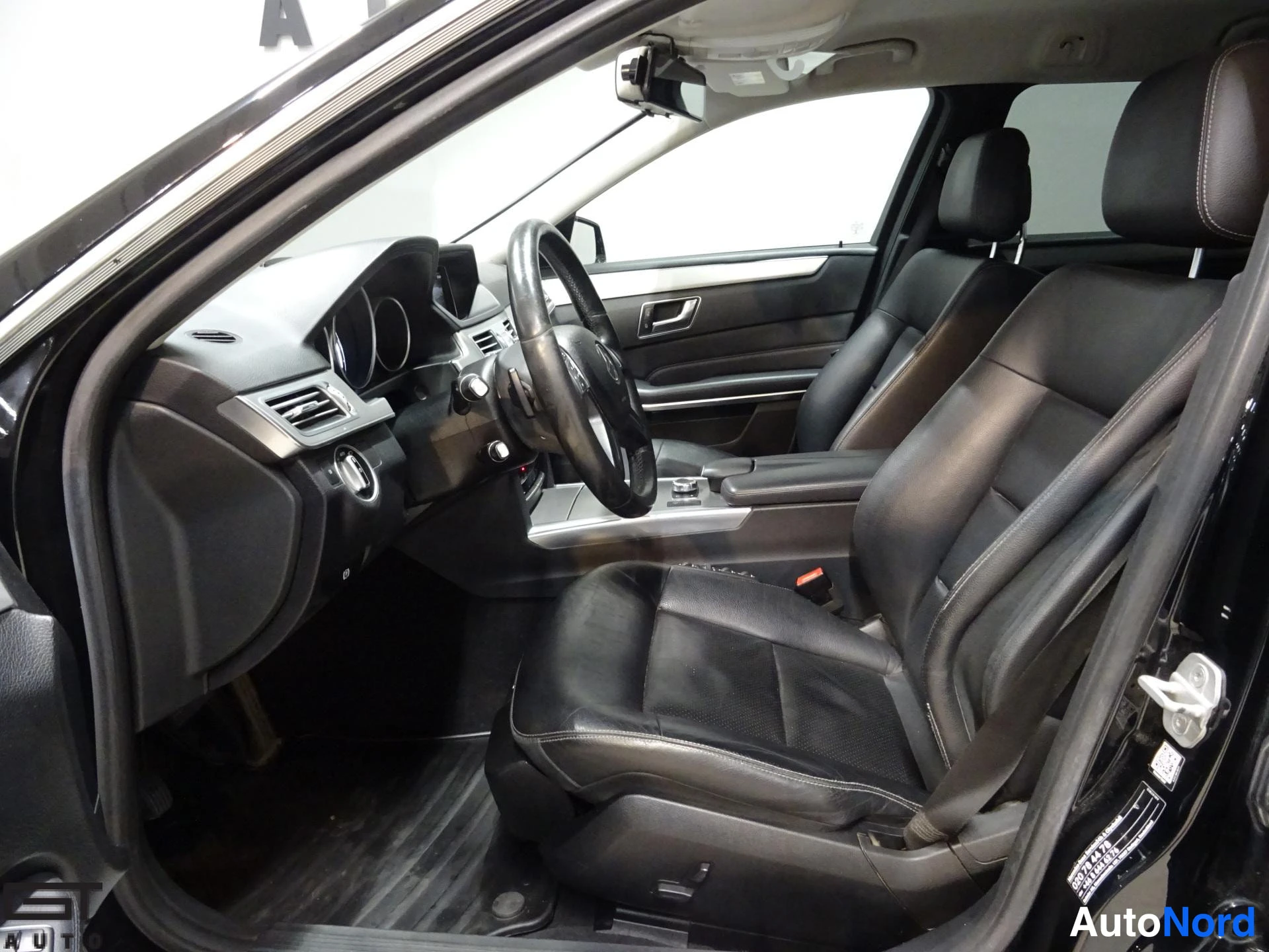 Musta Mercedes-Benz E 2015, etuistuimet, kuva 13