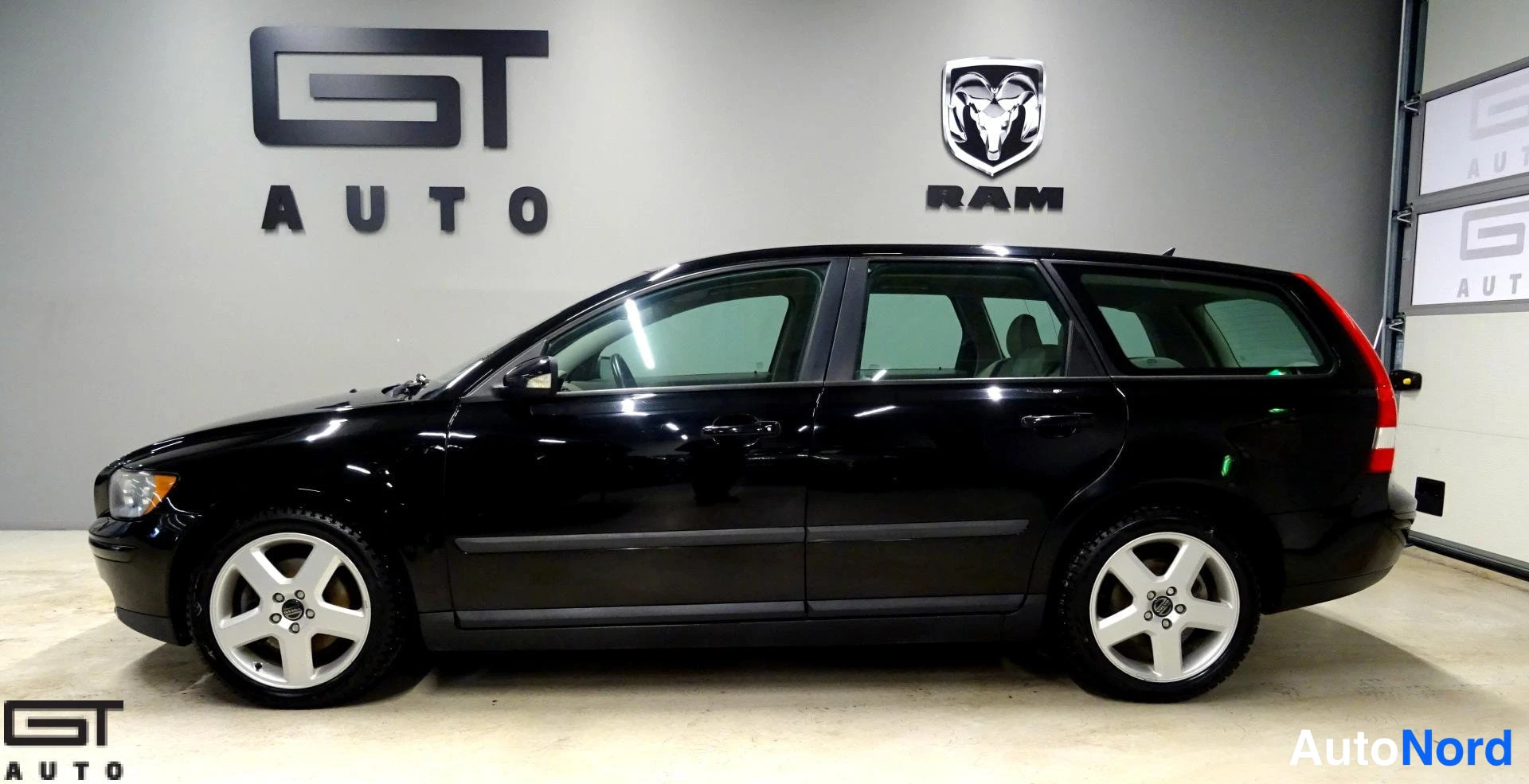 Black Volvo V50 2004, side, photo 5
