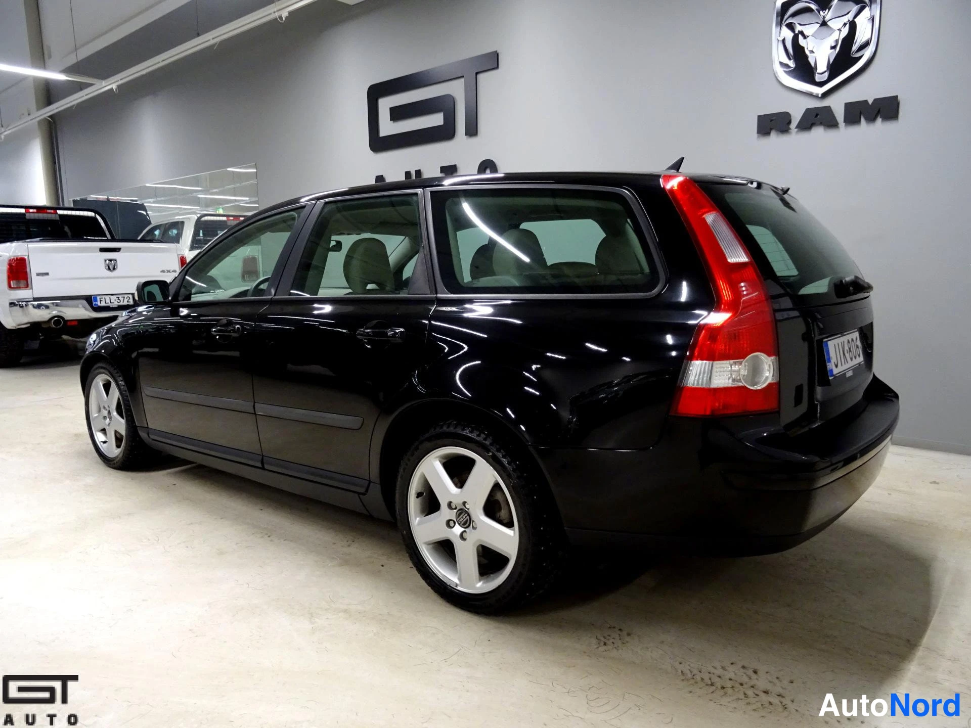Black Volvo V50 2004, rear three-quarter, photo 6