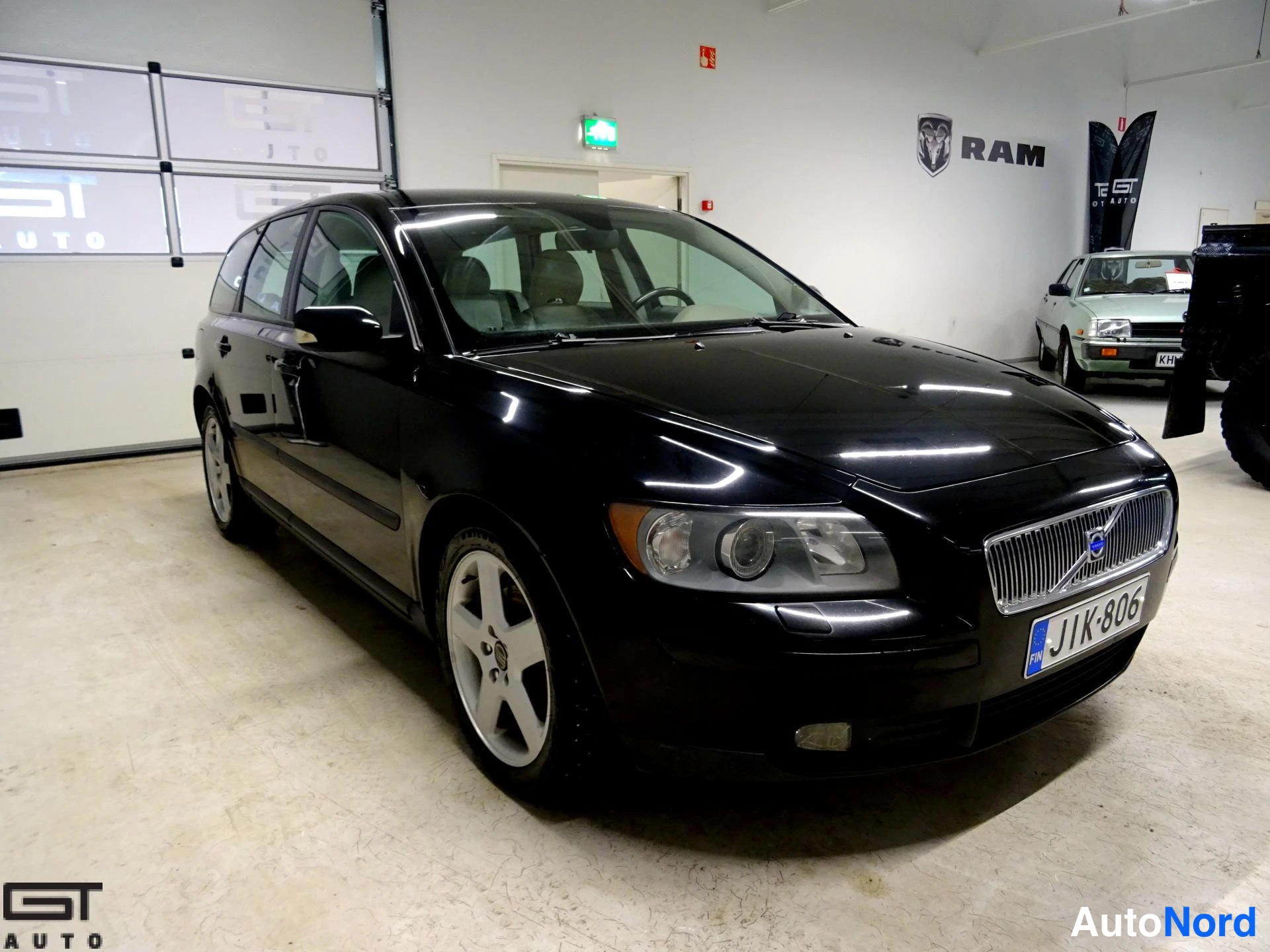 Black Volvo V50 2004, front three-quarter, nose to the right, photo 3