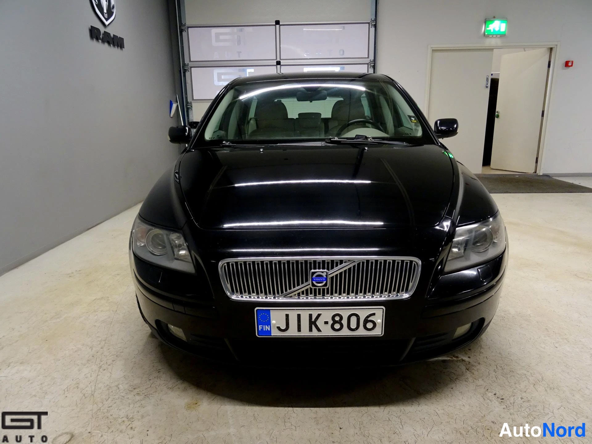Black Volvo V50 2004, front, photo 4