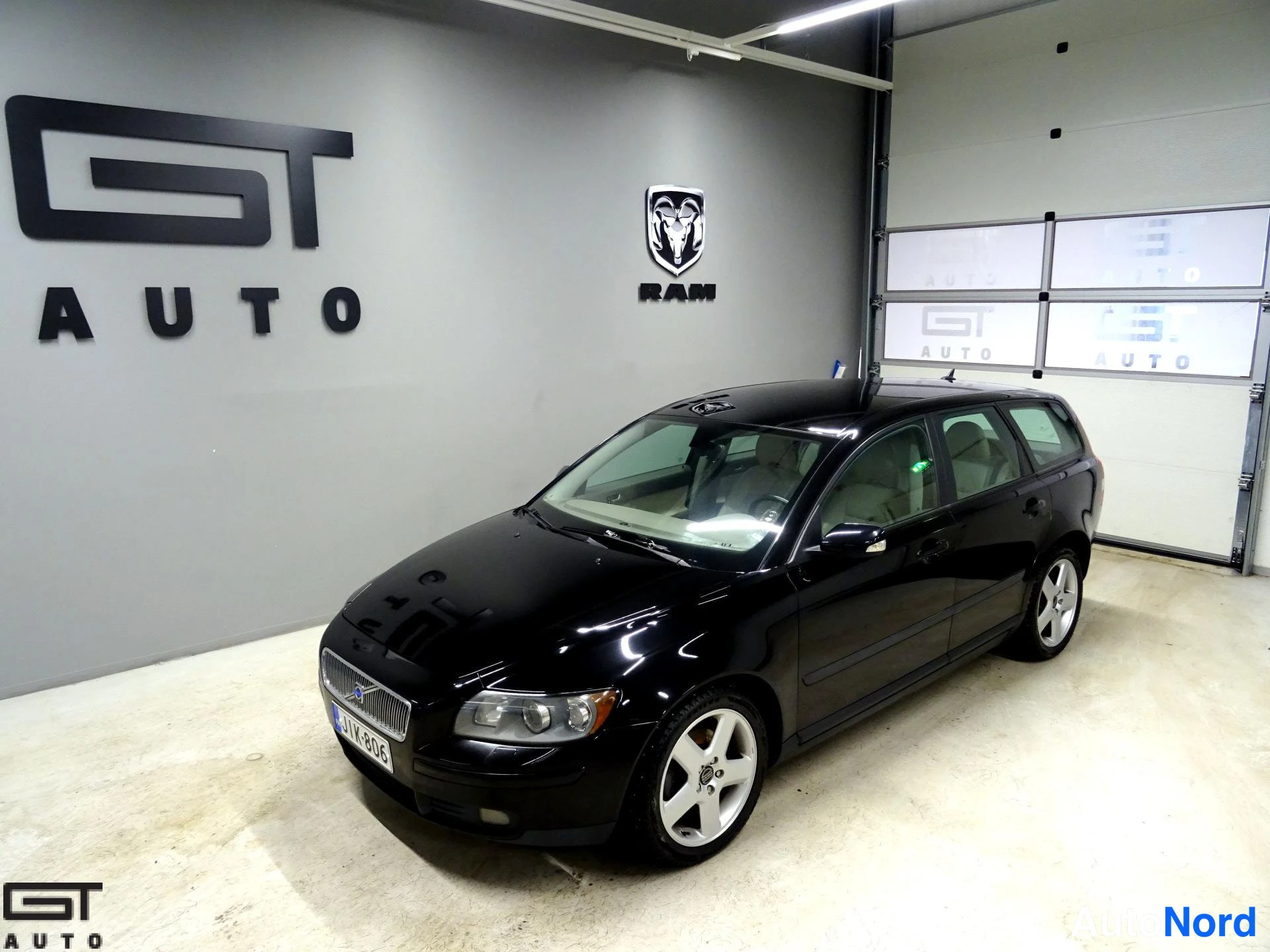 Black Volvo V50 2004, front three-quarter, nose to the left, photo 2