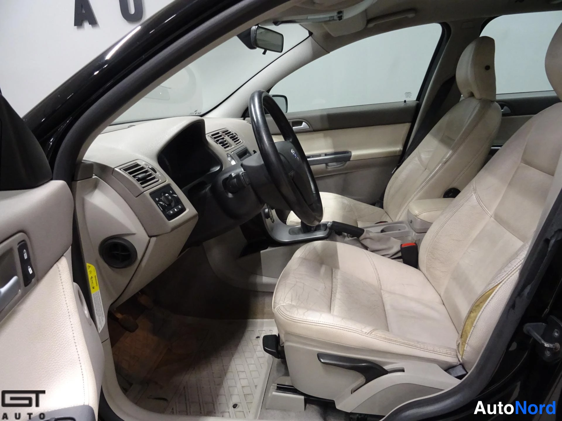 Black Volvo V50 2004, cockpit, photo 9