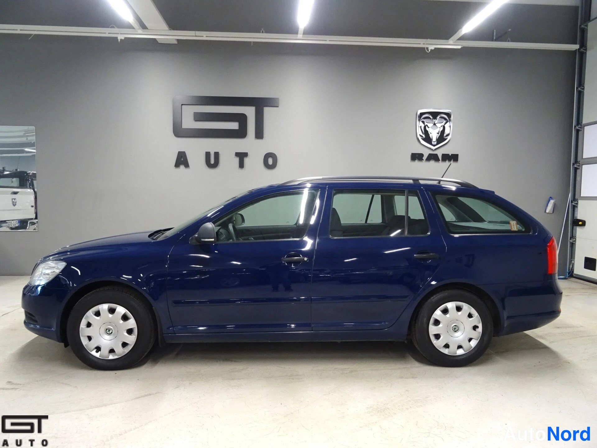 Sininen Skoda Octavia 2012, sivulta, kuva 4