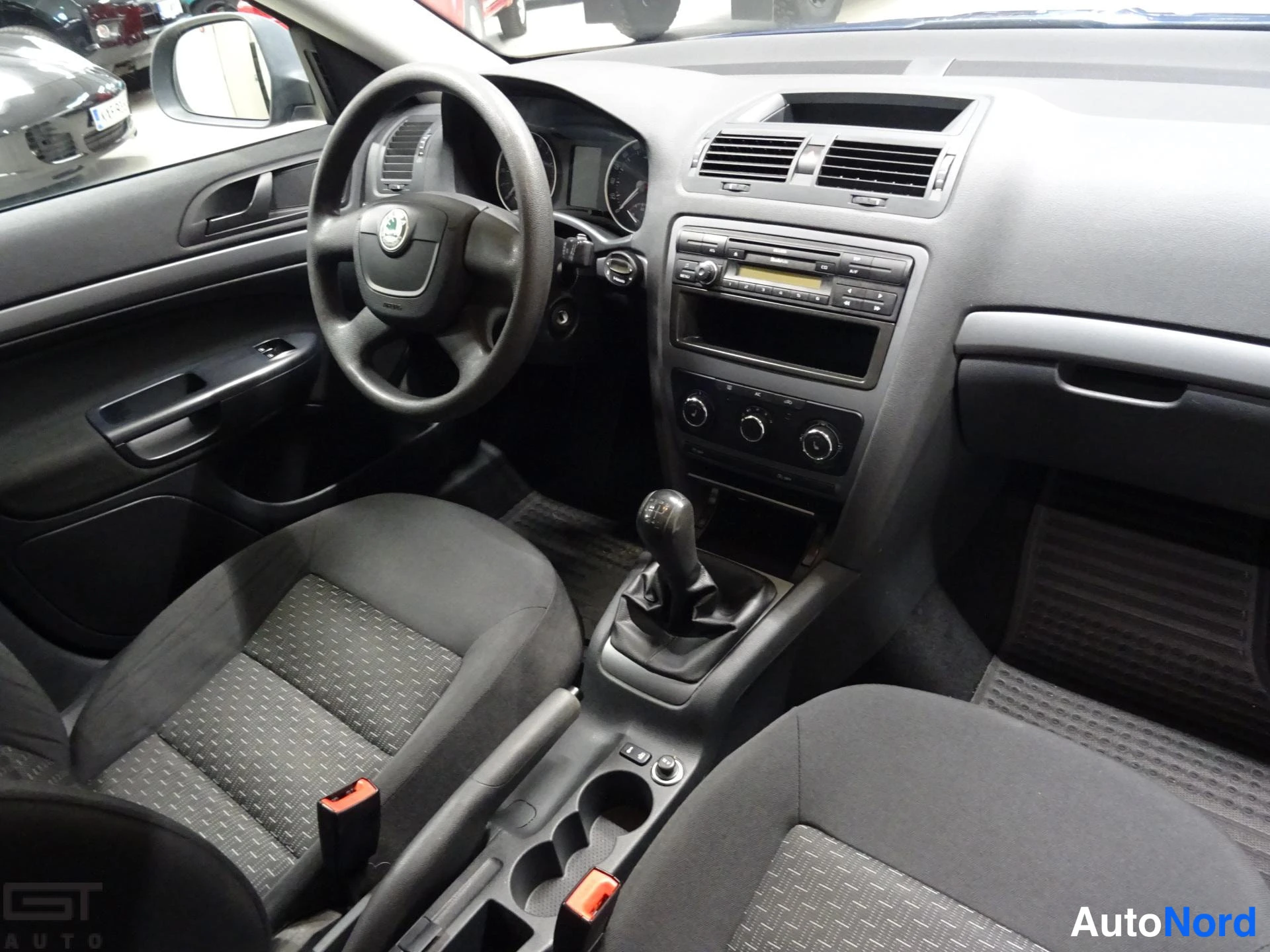 Sininen Skoda Octavia 2012, ohjaamo, kuva 9