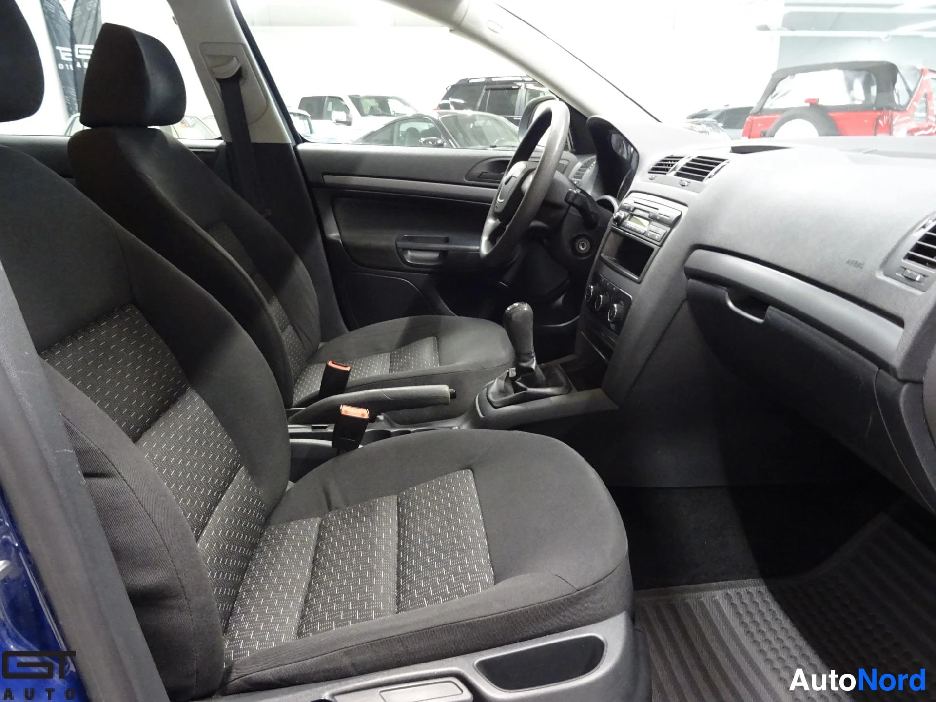 Sininen Skoda Octavia 2012, etuistuimet, kuva 12