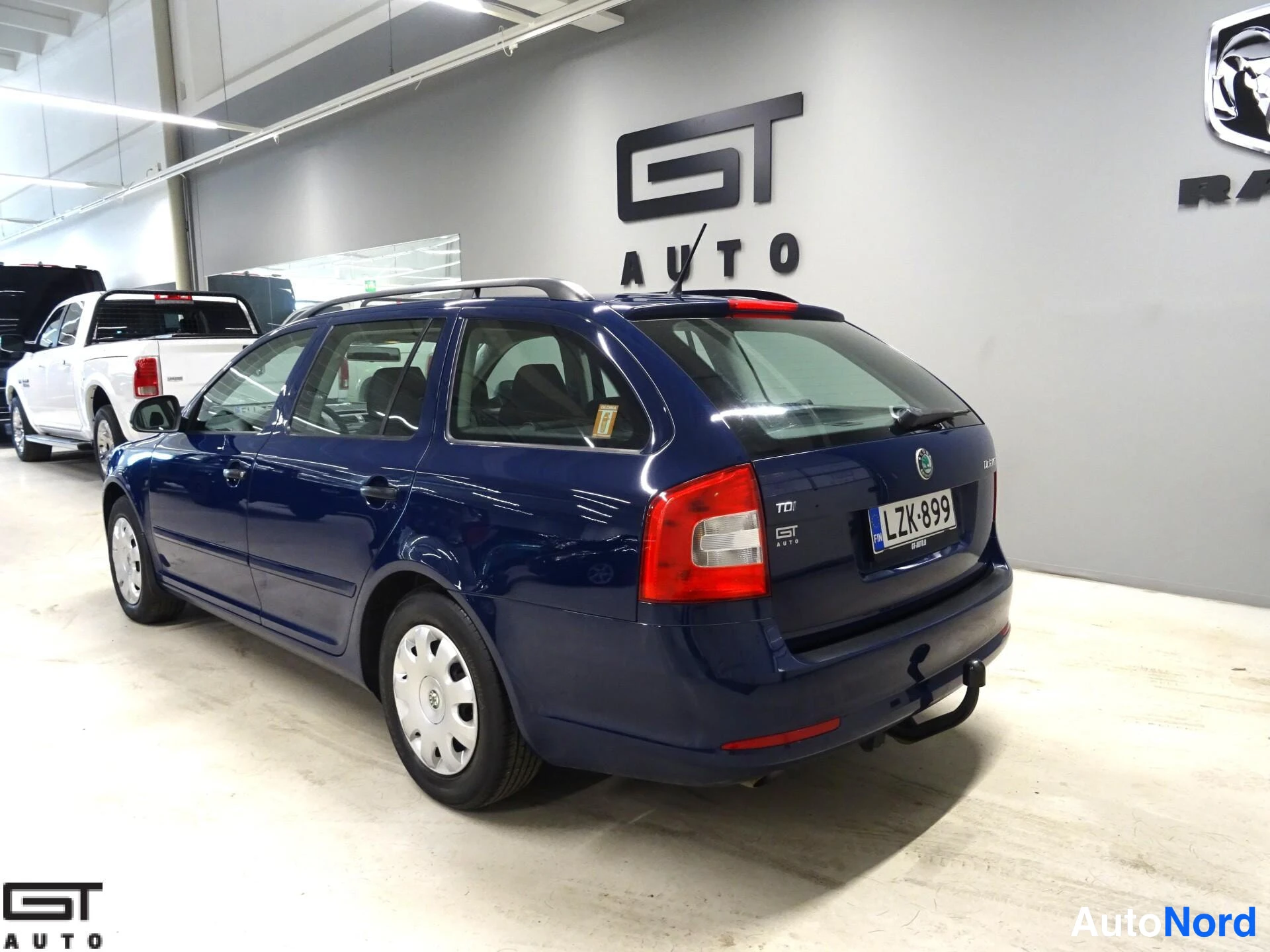 Sininen Skoda Octavia 2012, takaviisto, kuva 6