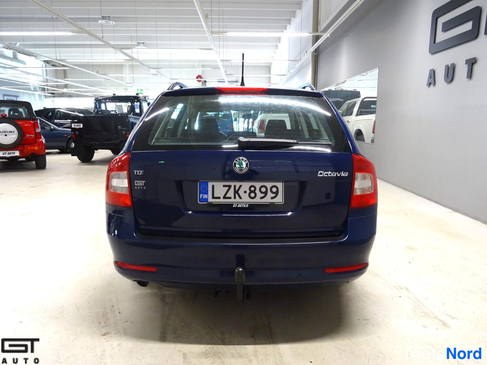 Sininen Skoda Octavia 2012, takaa, kuva 7