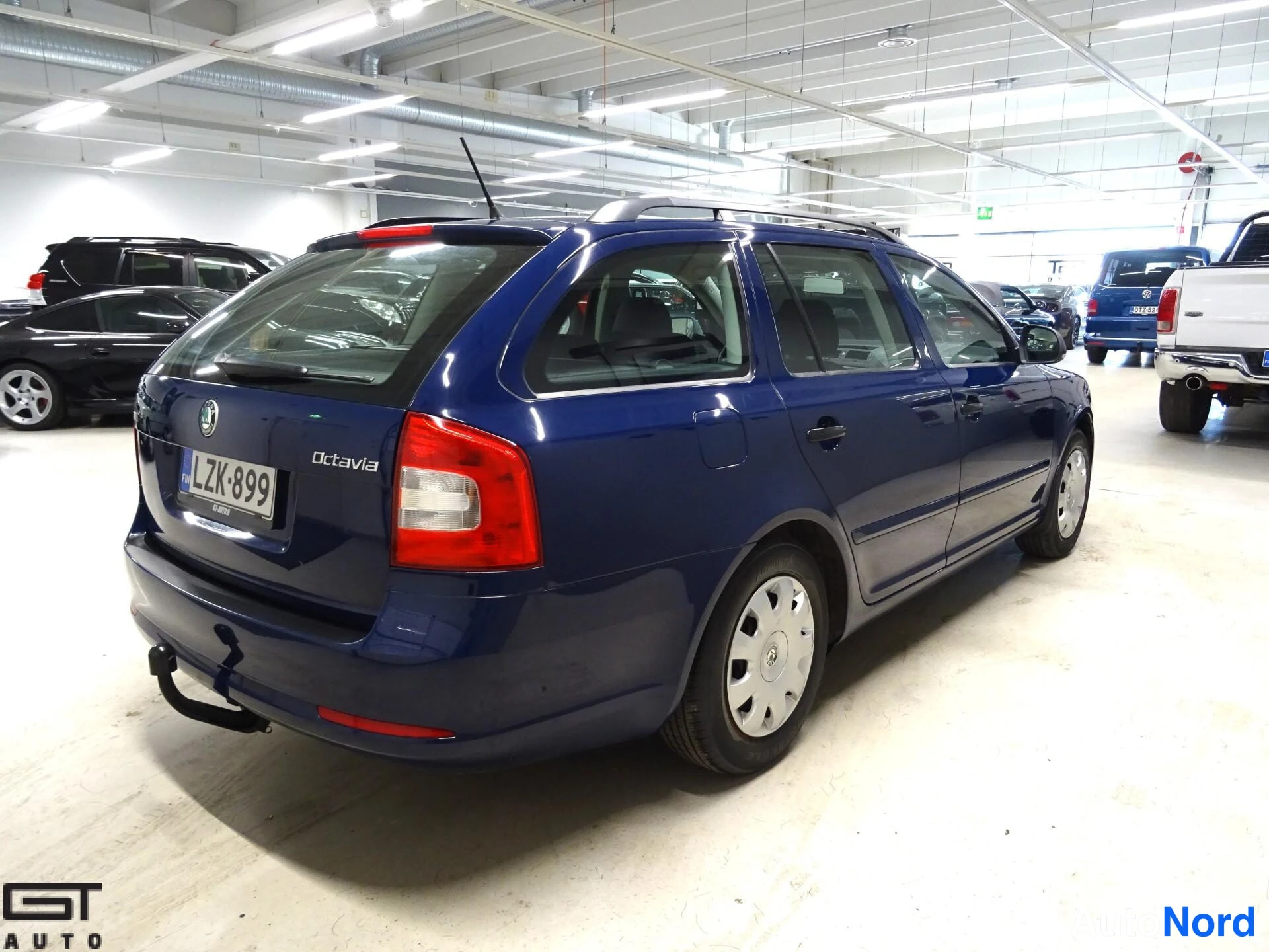Sininen Skoda Octavia 2012, takaviisto, kuva 5