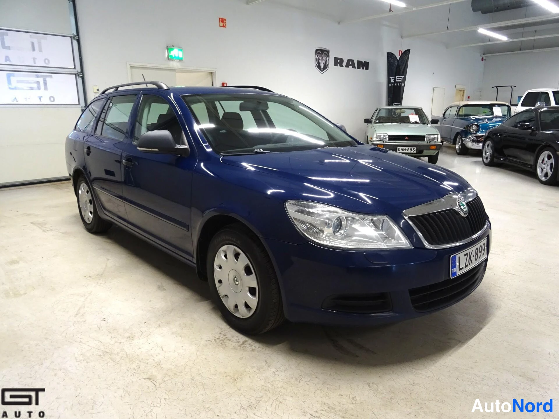 Sininen Skoda Octavia 2012, etuviisto, keula oikealle, kuva 2
