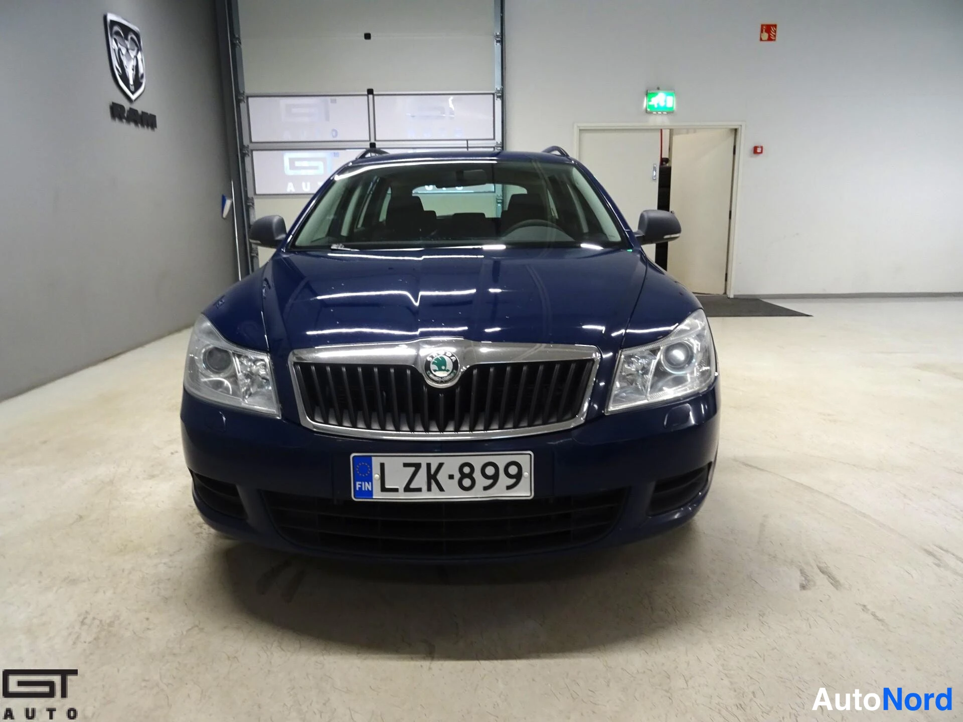 Sininen Skoda Octavia 2012, edestä, kuva 3
