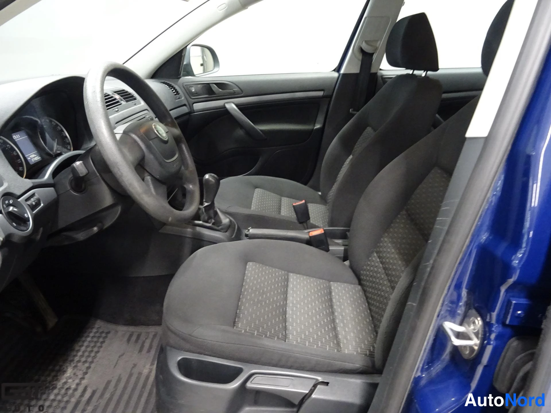 Sininen Skoda Octavia 2012, etuistuimet, kuva 11