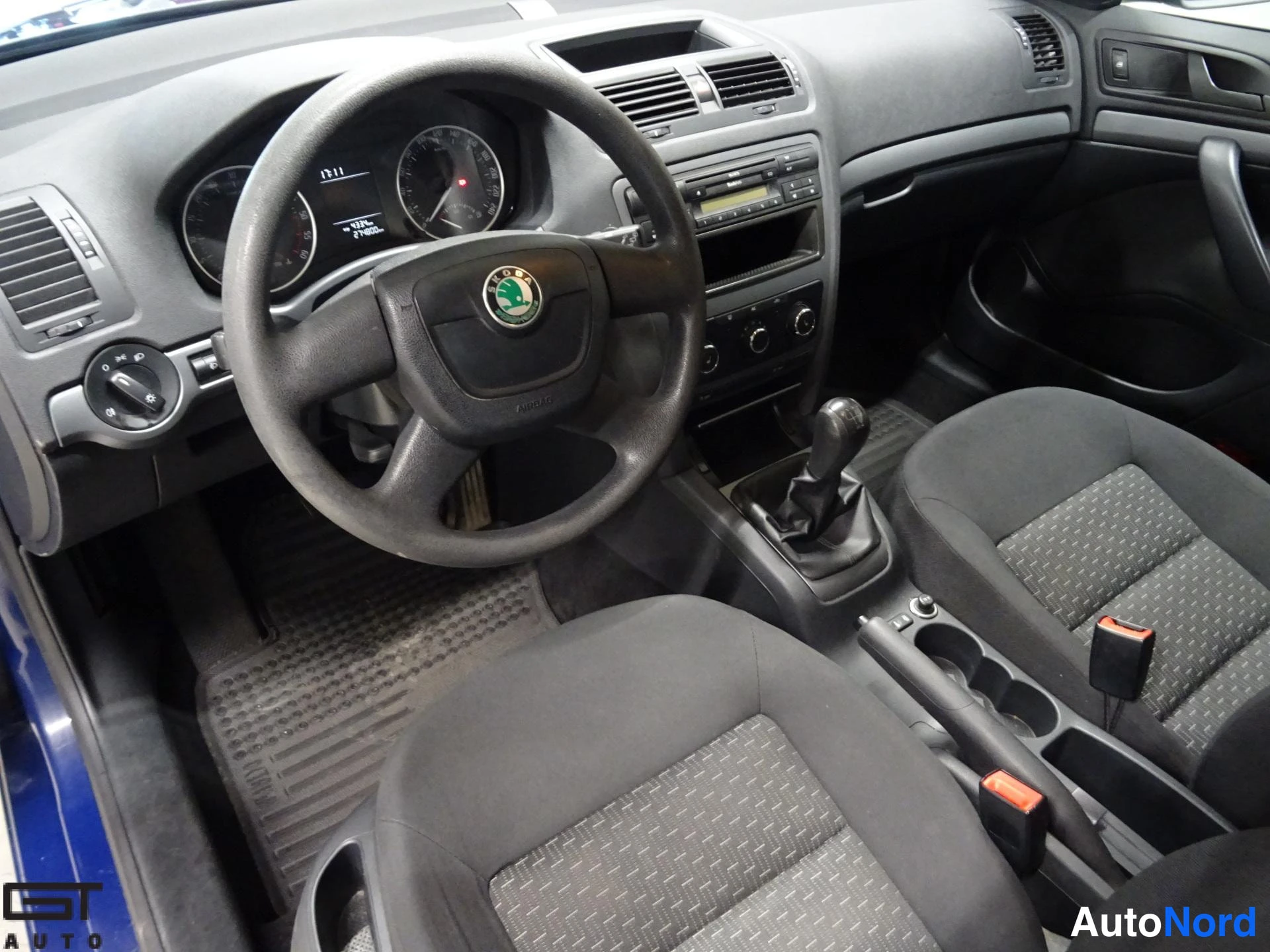 Sininen Skoda Octavia 2012, ohjaamo, kuva 8