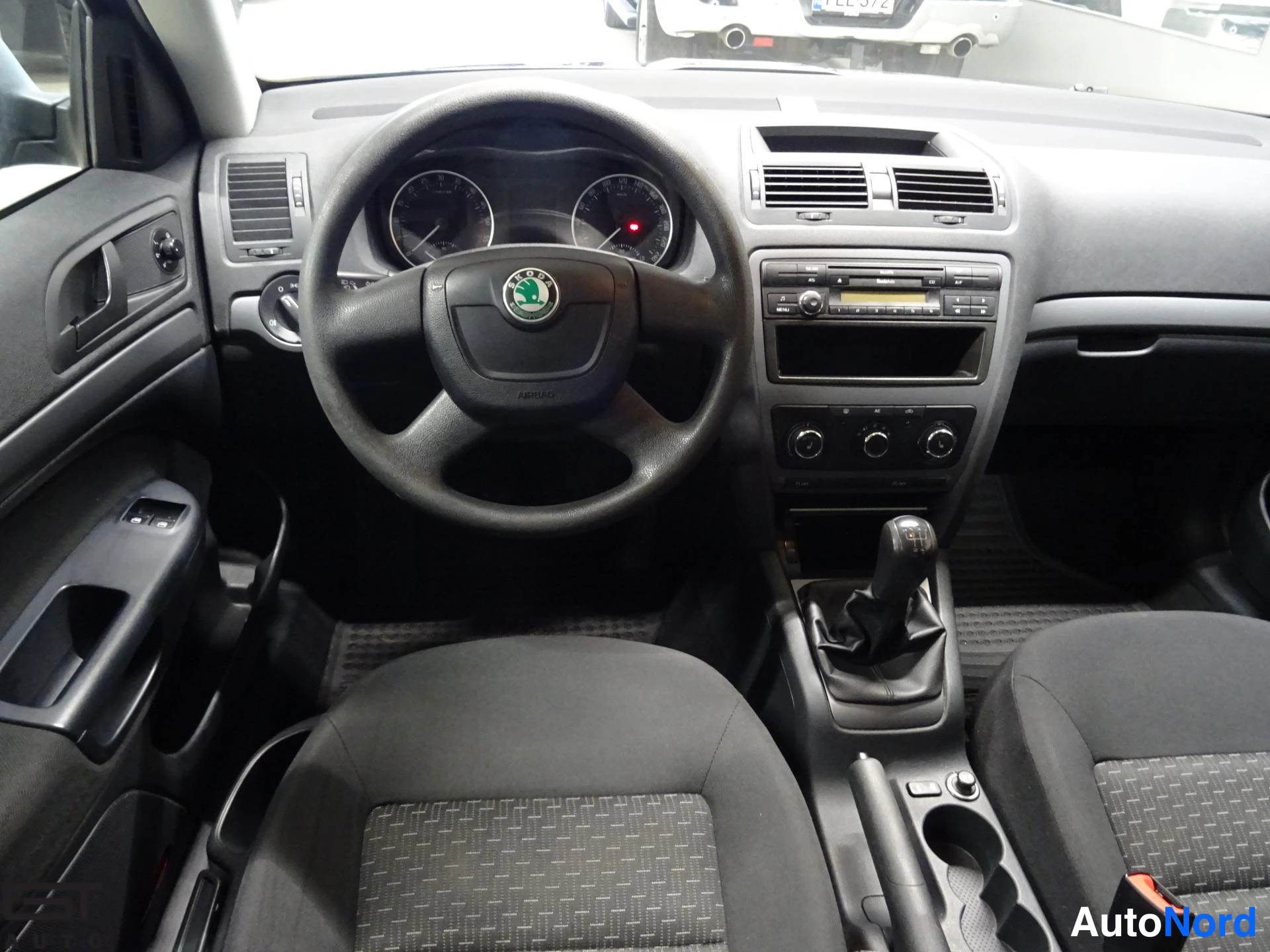 Sininen Skoda Octavia 2012, ohjaamo, kuva 10