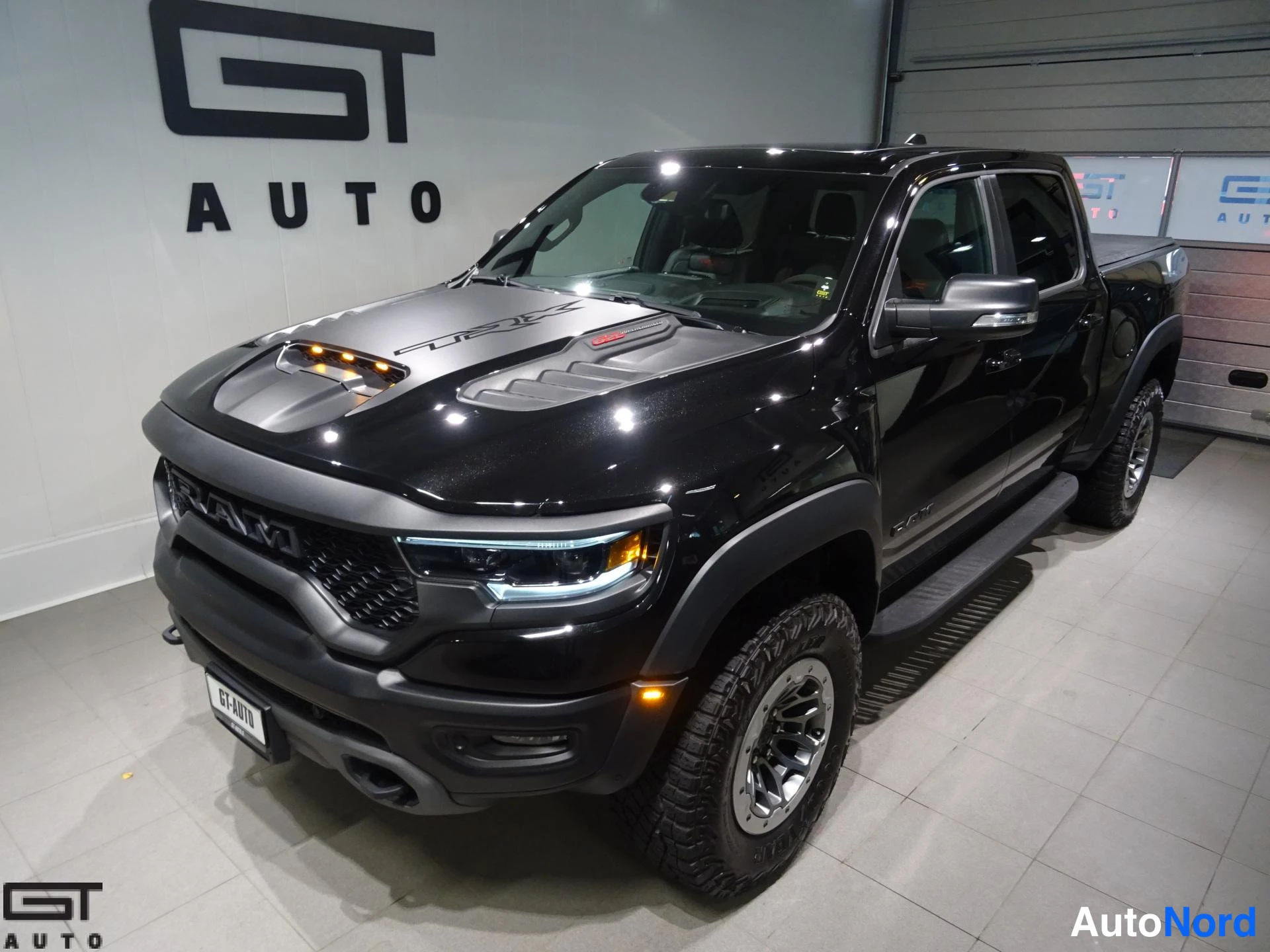 Black Dodge Ram 2021, front three-quarter, nose to the left, photo 2